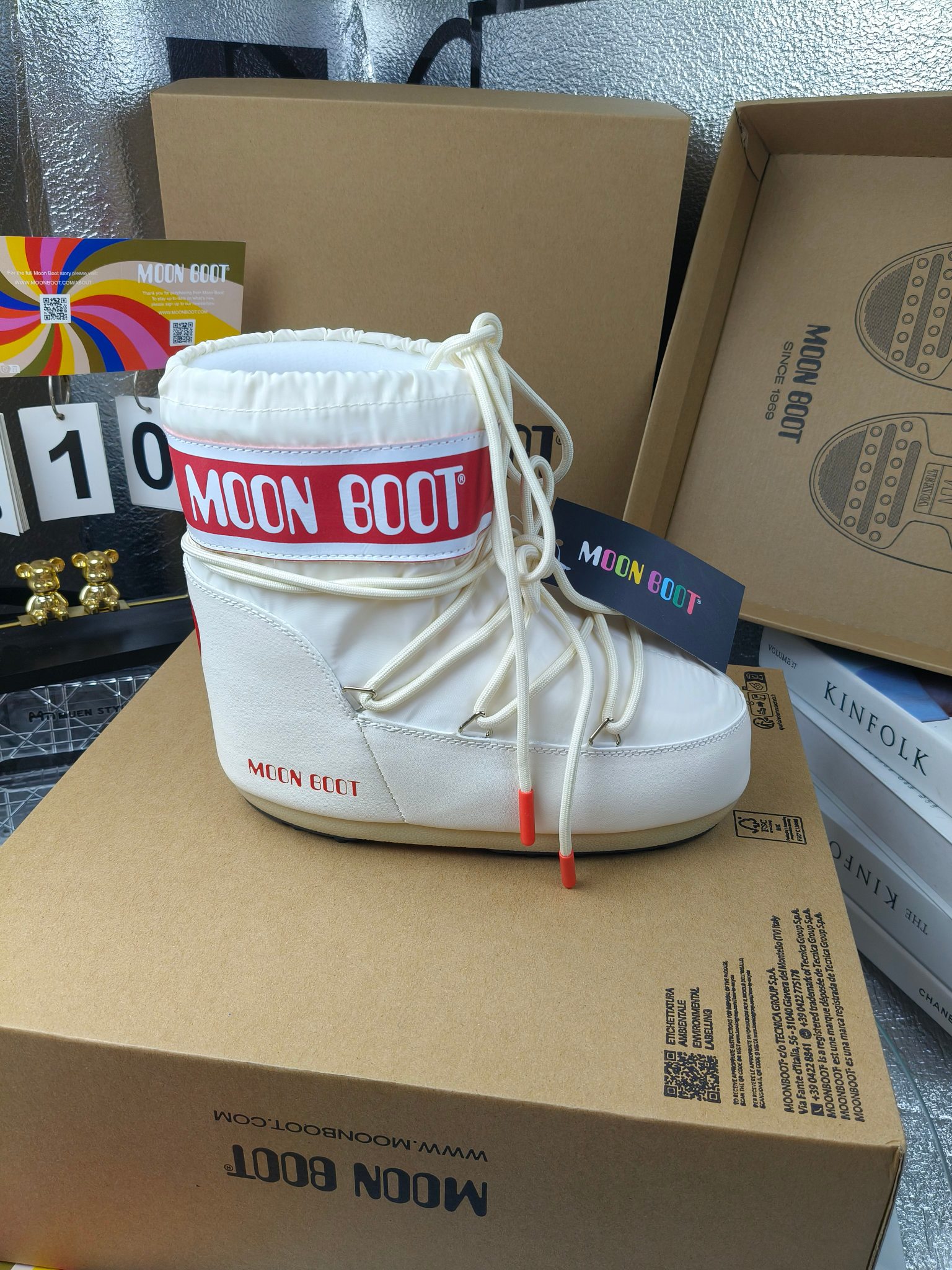  情侣款  滑雪季的宠儿
Moon Boot月亮靴雪地靴
在千禧年就已经非常火了
当年paris hilton、victoria beckham
等名人经常穿它，如今Y2K风潮再次流行
痞幼同款QQ秀穿搭
万人大秀的丑萌雪地靴重新翻红
不分男女不分左右
看着巨无霸巨实际配瑜伽裤巨显瘦
想要去北方的姐妹可以冲了
玩雪必备彻底杀疯
❶鞋面：进口防水布
❷内里：100%高端纤羽绵内胆
❸鞋底：热塑性橡胶
❹尺码：35－38，39-41，42－44
❺包装：moon boot原版透明手提袋
❻内增高：4cm