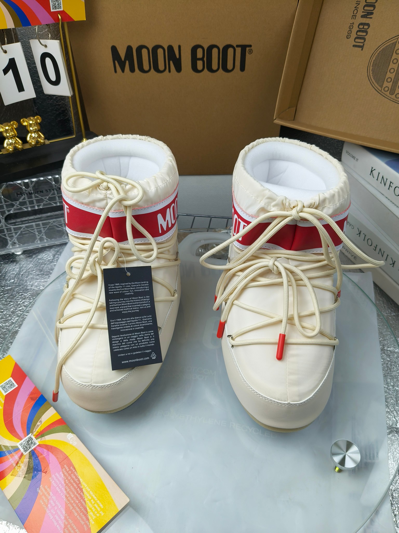  情侣款  滑雪季的宠儿
Moon Boot月亮靴雪地靴
在千禧年就已经非常火了
当年paris hilton、victoria beckham
等名人经常穿它，如今Y2K风潮再次流行
痞幼同款QQ秀穿搭
万人大秀的丑萌雪地靴重新翻红
不分男女不分左右
看着巨无霸巨实际配瑜伽裤巨显瘦
想要去北方的姐妹可以冲了
玩雪必备彻底杀疯
❶鞋面：进口防水布
❷内里：100%高端纤羽绵内胆
❸鞋底：热塑性橡胶
❹尺码：35－38，39-41，42－44
❺包装：moon boot原版透明手提袋
❻内增高：4cm