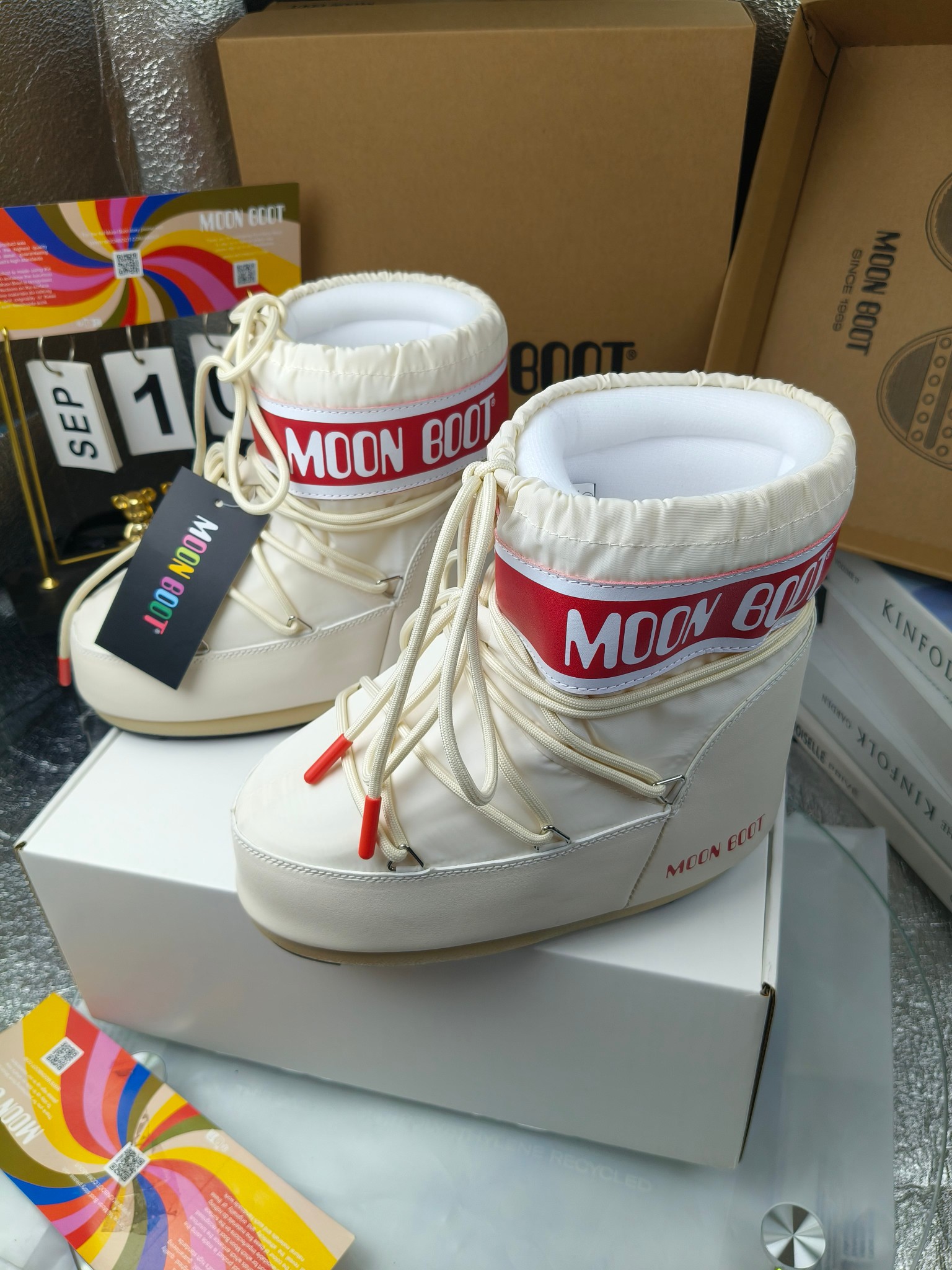  情侣款  滑雪季的宠儿
Moon Boot月亮靴雪地靴
在千禧年就已经非常火了
当年paris hilton、victoria beckham
等名人经常穿它，如今Y2K风潮再次流行
痞幼同款QQ秀穿搭
万人大秀的丑萌雪地靴重新翻红
不分男女不分左右
看着巨无霸巨实际配瑜伽裤巨显瘦
想要去北方的姐妹可以冲了
玩雪必备彻底杀疯
❶鞋面：进口防水布
❷内里：100%高端纤羽绵内胆
❸鞋底：热塑性橡胶
❹尺码：35－38，39-41，42－44
❺包装：moon boot原版透明手提袋
❻内增高：4cm