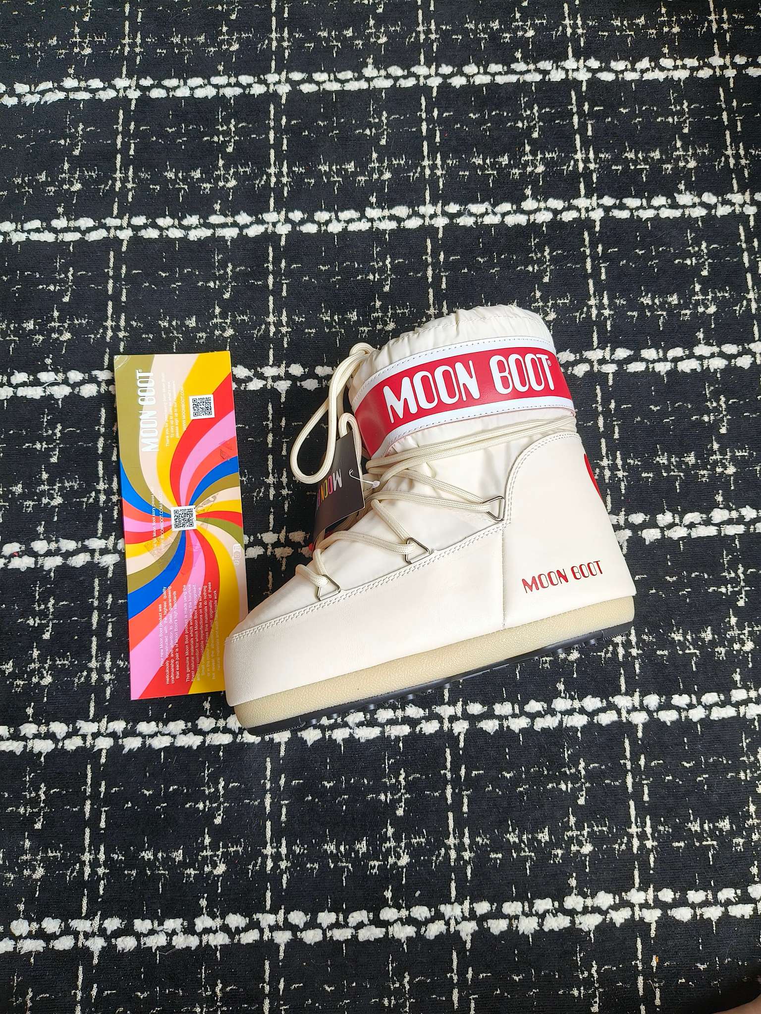  情侣款  滑雪季的宠儿
Moon Boot月亮靴雪地靴
在千禧年就已经非常火了
当年paris hilton、victoria beckham
等名人经常穿它，如今Y2K风潮再次流行
痞幼同款QQ秀穿搭
万人大秀的丑萌雪地靴重新翻红
不分男女不分左右
看着巨无霸巨实际配瑜伽裤巨显瘦
想要去北方的姐妹可以冲了
玩雪必备彻底杀疯
❶鞋面：进口防水布
❷内里：100%高端纤羽绵内胆
❸鞋底：热塑性橡胶
❹尺码：35－38，39-41，42－44
❺包装：moon boot原版透明手提袋
❻内增高：4cm