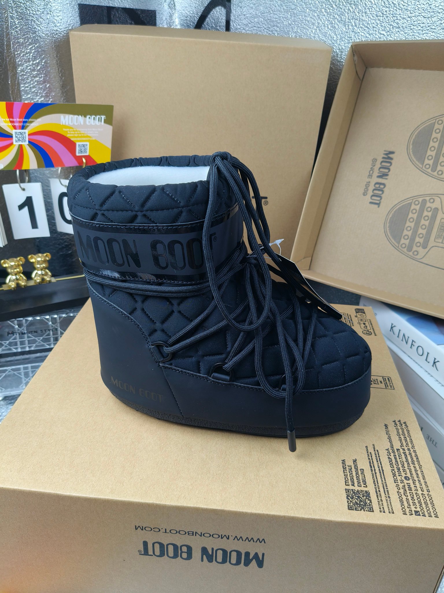  情侣款  滑雪季的宠儿
Moon Boot月亮靴雪地靴
在千禧年就已经非常火了
当年paris hilton、victoria beckham
等名人经常穿它，如今Y2K风潮再次流行
痞幼同款QQ秀穿搭
万人大秀的丑萌雪地靴重新翻红
不分男女不分左右
看着巨无霸巨实际配瑜伽裤巨显瘦
想要去北方的姐妹可以冲了
玩雪必备彻底杀疯
❶鞋面：进口防水布
❷内里：100%高端纤羽绵内胆
❸鞋底：热塑性橡胶
❹尺码：35－38，39-41，42－44
❺包装：moon boot原版透明手提袋
❻内增高：4cm