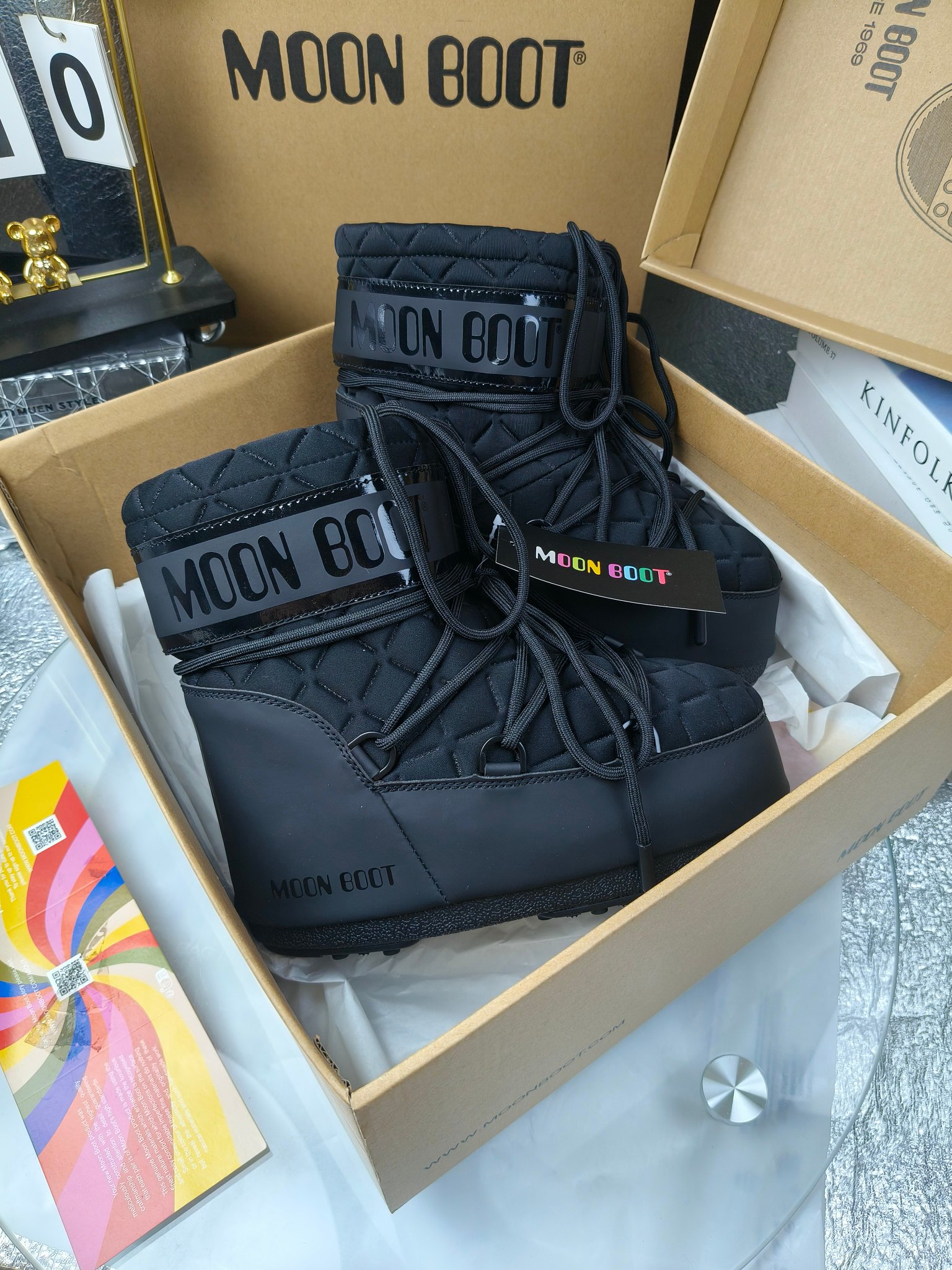  情侣款  滑雪季的宠儿
Moon Boot月亮靴雪地靴
在千禧年就已经非常火了
当年paris hilton、victoria beckham
等名人经常穿它，如今Y2K风潮再次流行
痞幼同款QQ秀穿搭
万人大秀的丑萌雪地靴重新翻红
不分男女不分左右
看着巨无霸巨实际配瑜伽裤巨显瘦
想要去北方的姐妹可以冲了
玩雪必备彻底杀疯
❶鞋面：进口防水布
❷内里：100%高端纤羽绵内胆
❸鞋底：热塑性橡胶
❹尺码：35－38，39-41，42－44
❺包装：moon boot原版透明手提袋
❻内增高：4cm