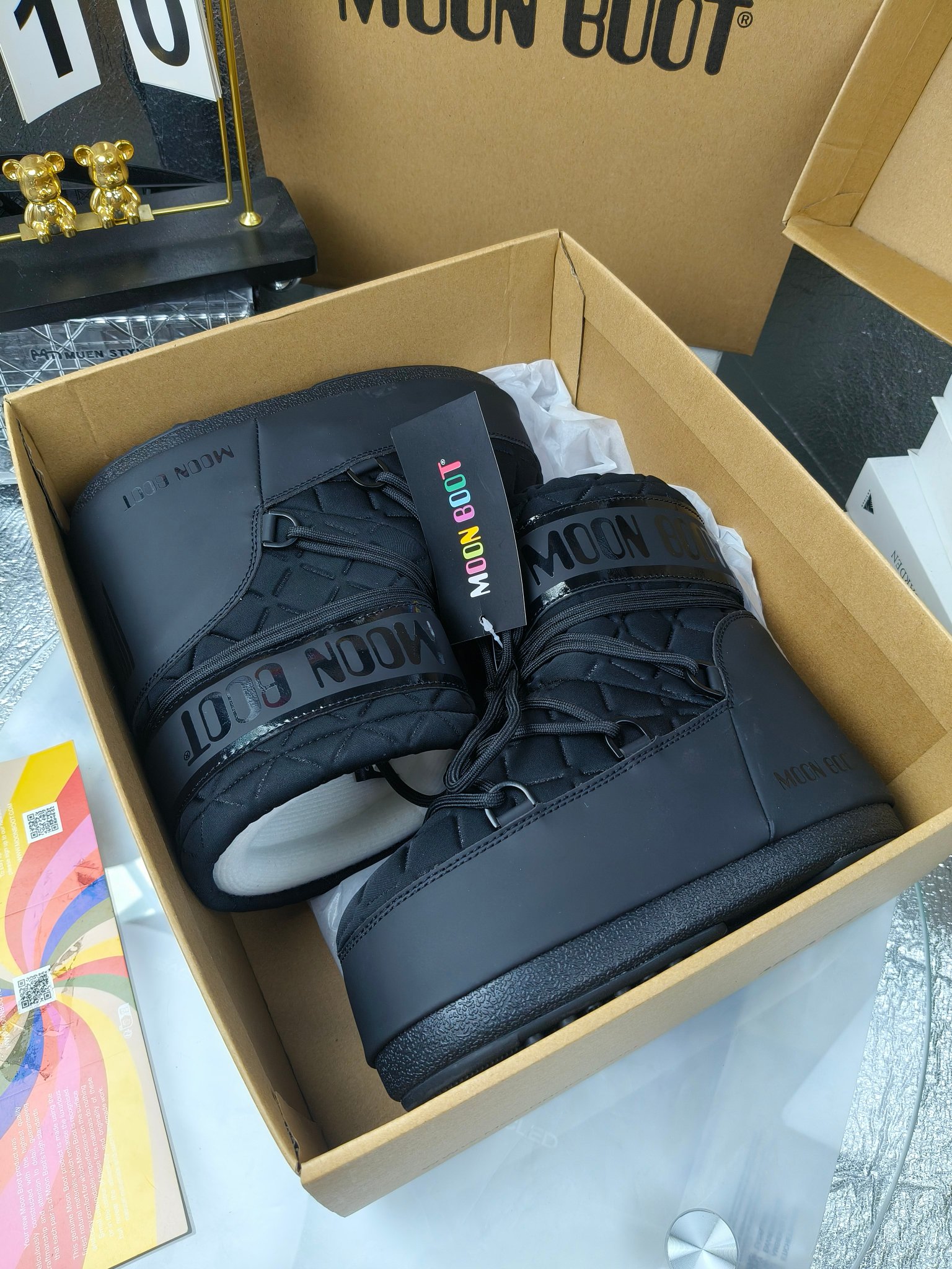  情侣款  滑雪季的宠儿
Moon Boot月亮靴雪地靴
在千禧年就已经非常火了
当年paris hilton、victoria beckham
等名人经常穿它，如今Y2K风潮再次流行
痞幼同款QQ秀穿搭
万人大秀的丑萌雪地靴重新翻红
不分男女不分左右
看着巨无霸巨实际配瑜伽裤巨显瘦
想要去北方的姐妹可以冲了
玩雪必备彻底杀疯
❶鞋面：进口防水布
❷内里：100%高端纤羽绵内胆
❸鞋底：热塑性橡胶
❹尺码：35－38，39-41，42－44
❺包装：moon boot原版透明手提袋
❻内增高：4cm