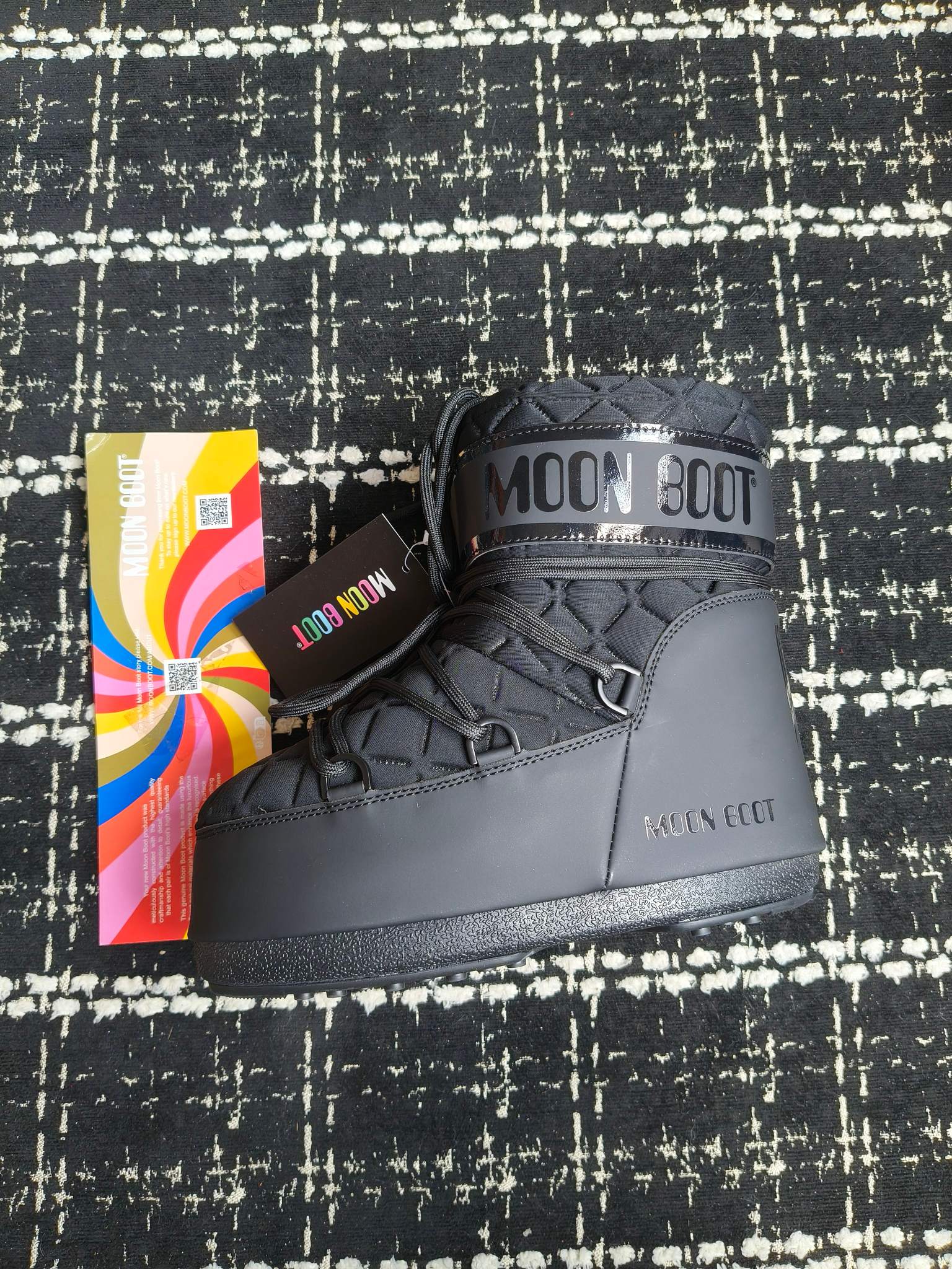  情侣款  滑雪季的宠儿
Moon Boot月亮靴雪地靴
在千禧年就已经非常火了
当年paris hilton、victoria beckham
等名人经常穿它，如今Y2K风潮再次流行
痞幼同款QQ秀穿搭
万人大秀的丑萌雪地靴重新翻红
不分男女不分左右
看着巨无霸巨实际配瑜伽裤巨显瘦
想要去北方的姐妹可以冲了
玩雪必备彻底杀疯
❶鞋面：进口防水布
❷内里：100%高端纤羽绵内胆
❸鞋底：热塑性橡胶
❹尺码：35－38，39-41，42－44
❺包装：moon boot原版透明手提袋
❻内增高：4cm