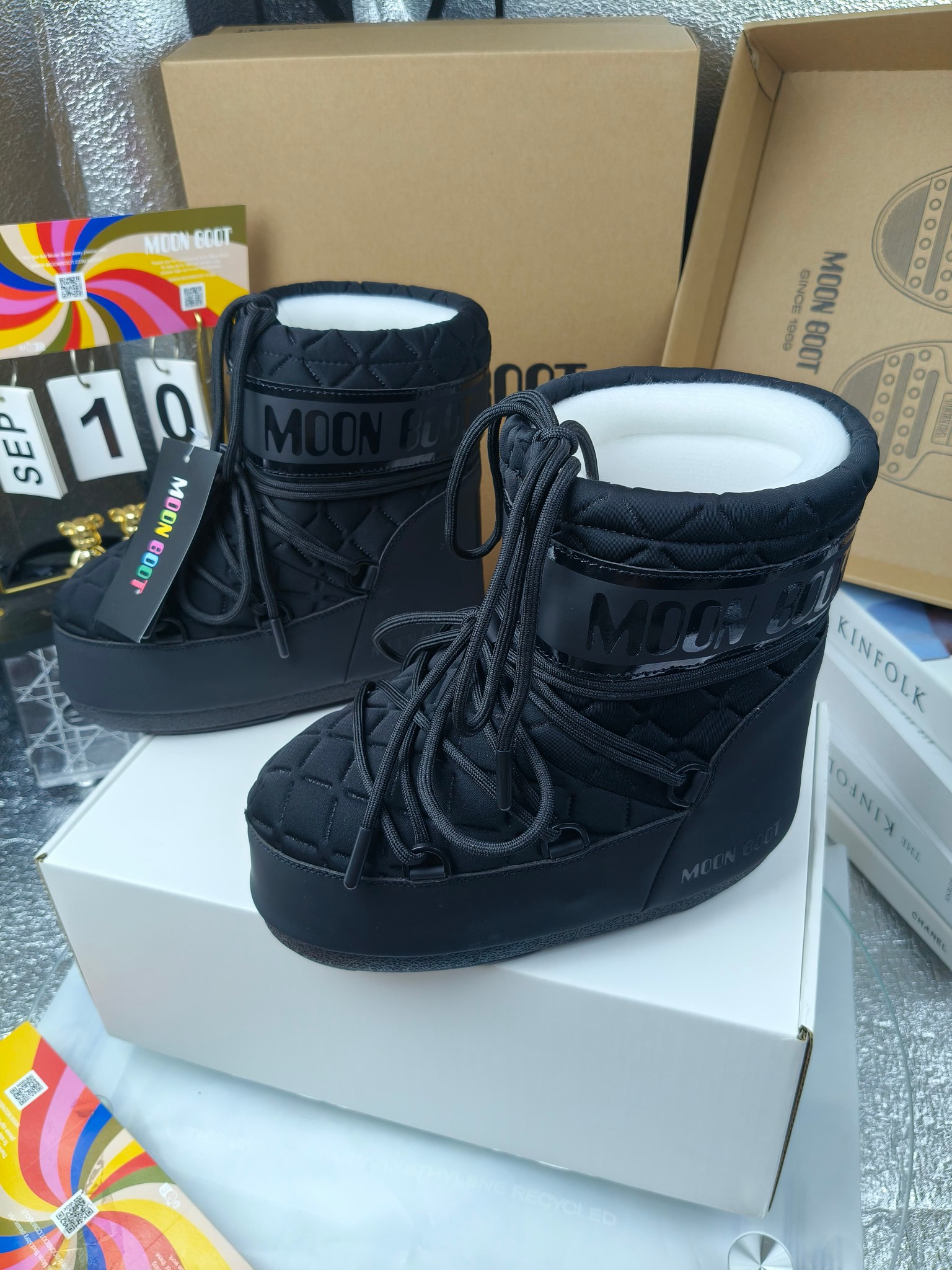  情侣款  滑雪季的宠儿
Moon Boot月亮靴雪地靴
在千禧年就已经非常火了
当年paris hilton、victoria beckham
等名人经常穿它，如今Y2K风潮再次流行
痞幼同款QQ秀穿搭
万人大秀的丑萌雪地靴重新翻红
不分男女不分左右
看着巨无霸巨实际配瑜伽裤巨显瘦
想要去北方的姐妹可以冲了
玩雪必备彻底杀疯
❶鞋面：进口防水布
❷内里：100%高端纤羽绵内胆
❸鞋底：热塑性橡胶
❹尺码：35－38，39-41，42－44
❺包装：moon boot原版透明手提袋
❻内增高：4cm