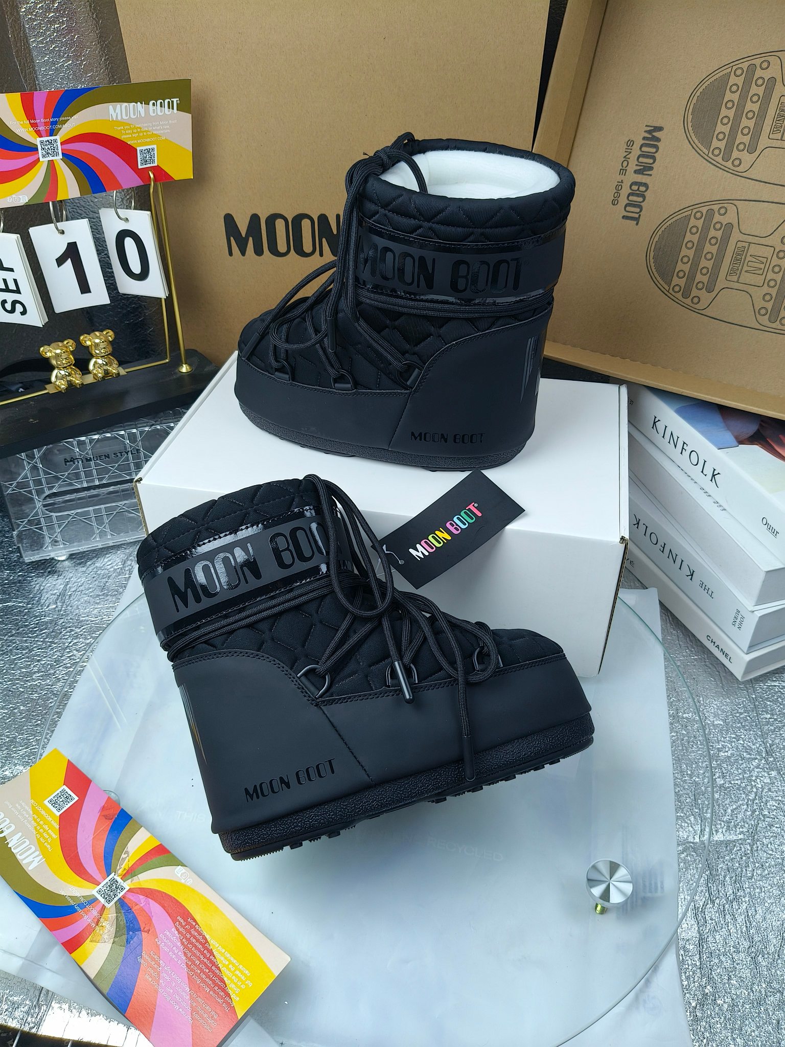  情侣款  滑雪季的宠儿
Moon Boot月亮靴雪地靴
在千禧年就已经非常火了
当年paris hilton、victoria beckham
等名人经常穿它，如今Y2K风潮再次流行
痞幼同款QQ秀穿搭
万人大秀的丑萌雪地靴重新翻红
不分男女不分左右
看着巨无霸巨实际配瑜伽裤巨显瘦
想要去北方的姐妹可以冲了
玩雪必备彻底杀疯
❶鞋面：进口防水布
❷内里：100%高端纤羽绵内胆
❸鞋底：热塑性橡胶
❹尺码：35－38，39-41，42－44
❺包装：moon boot原版透明手提袋
❻内增高：4cm