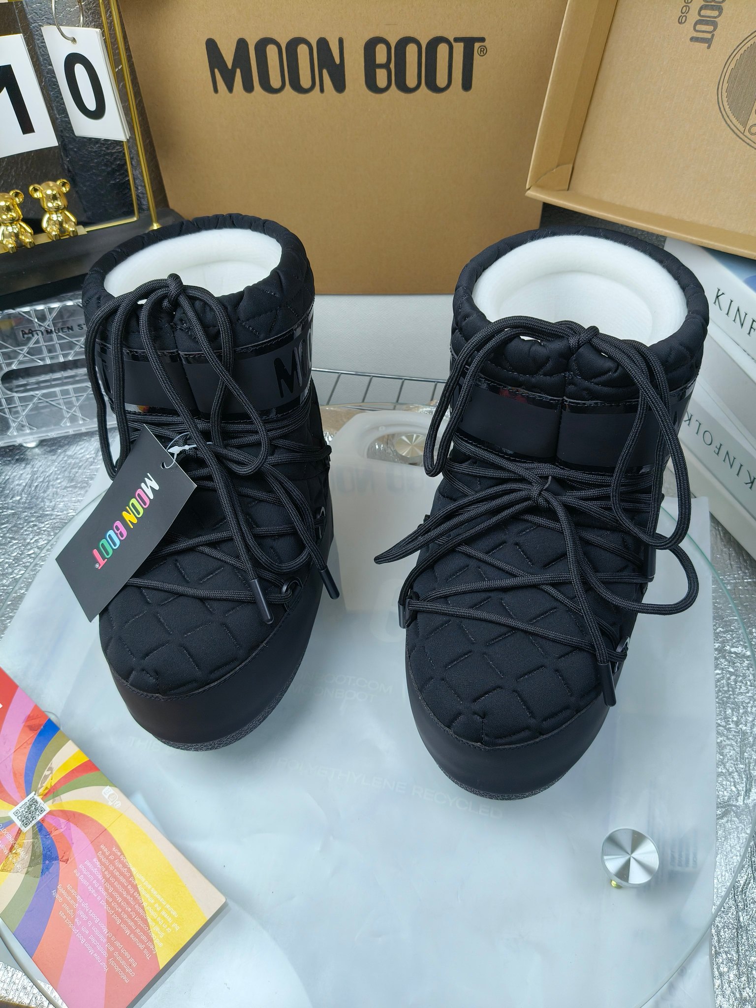  情侣款  滑雪季的宠儿
Moon Boot月亮靴雪地靴
在千禧年就已经非常火了
当年paris hilton、victoria beckham
等名人经常穿它，如今Y2K风潮再次流行
痞幼同款QQ秀穿搭
万人大秀的丑萌雪地靴重新翻红
不分男女不分左右
看着巨无霸巨实际配瑜伽裤巨显瘦
想要去北方的姐妹可以冲了
玩雪必备彻底杀疯
❶鞋面：进口防水布
❷内里：100%高端纤羽绵内胆
❸鞋底：热塑性橡胶
❹尺码：35－38，39-41，42－44
❺包装：moon boot原版透明手提袋
❻内增高：4cm