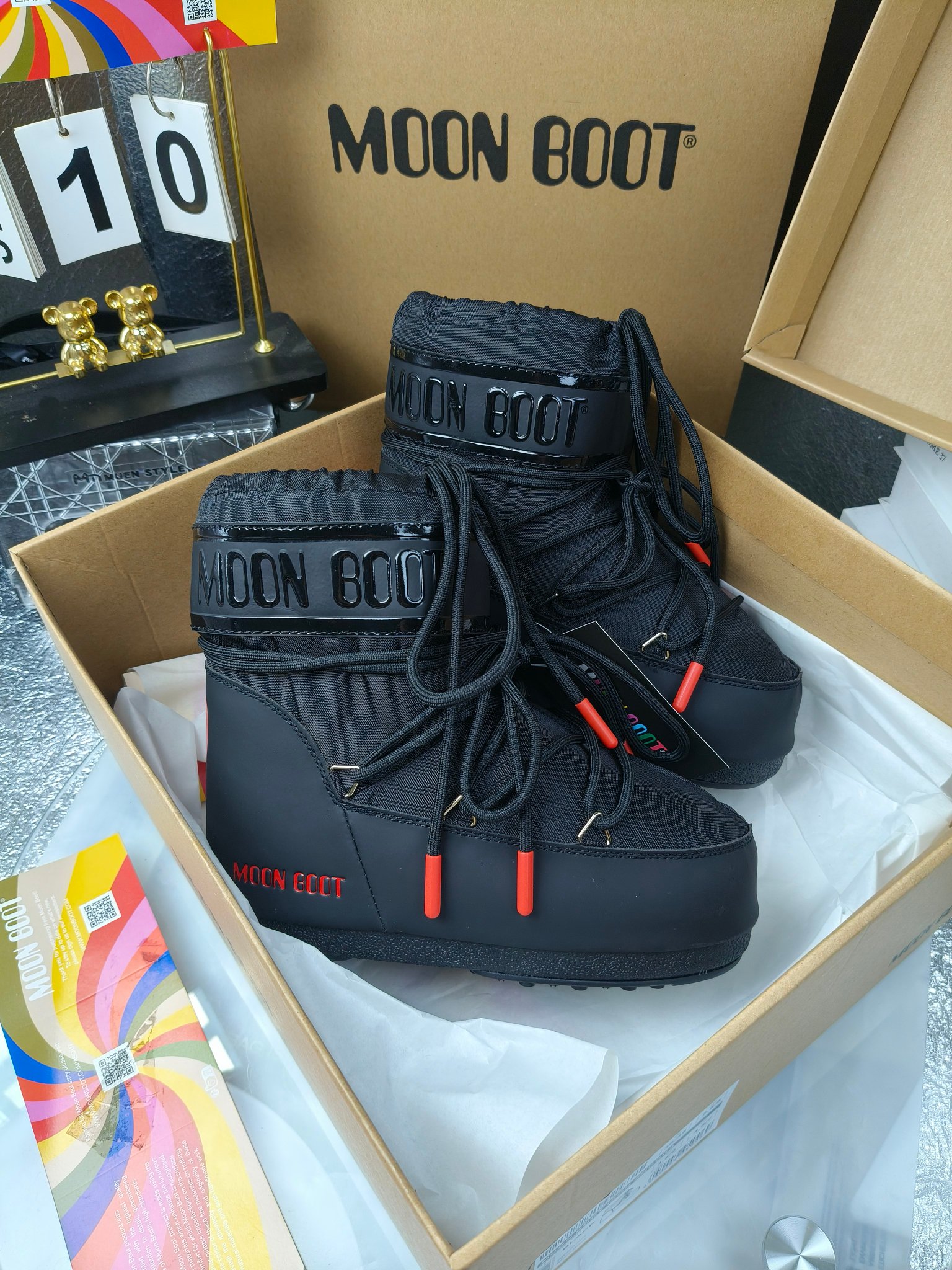  情侣款  滑雪季的宠儿
Moon Boot月亮靴雪地靴
在千禧年就已经非常火了
当年paris hilton、victoria beckham
等名人经常穿它，如今Y2K风潮再次流行
痞幼同款QQ秀穿搭
万人大秀的丑萌雪地靴重新翻红
不分男女不分左右
看着巨无霸巨实际配瑜伽裤巨显瘦
想要去北方的姐妹可以冲了
玩雪必备彻底杀疯
❶鞋面：进口防水布
❷内里：100%高端纤羽绵内胆
❸鞋底：热塑性橡胶
❹尺码：35－38，39-41，42－44
❺包装：moon boot原版透明手提袋
❻内增高：4cm