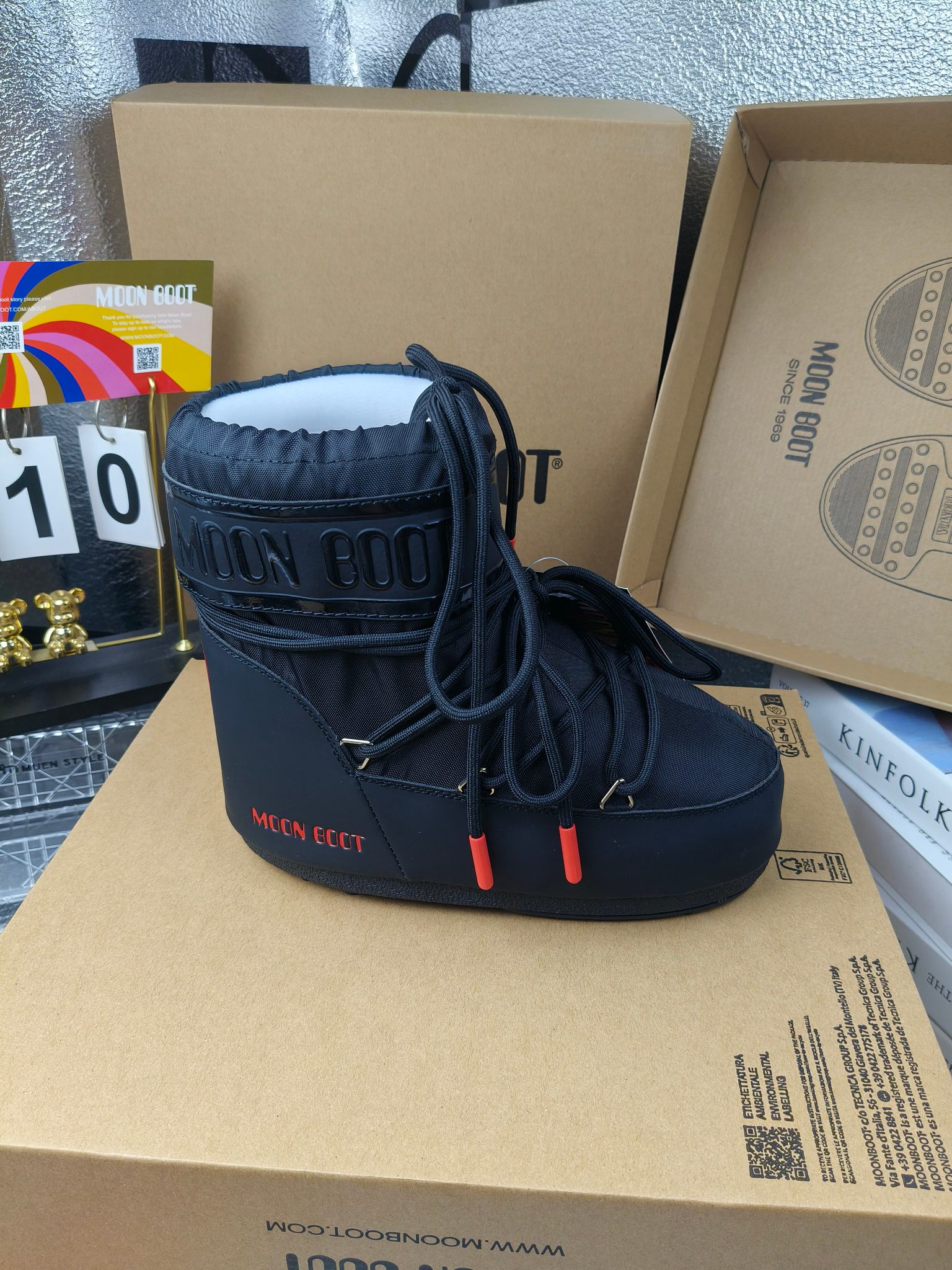  情侣款  滑雪季的宠儿
Moon Boot月亮靴雪地靴
在千禧年就已经非常火了
当年paris hilton、victoria beckham
等名人经常穿它，如今Y2K风潮再次流行
痞幼同款QQ秀穿搭
万人大秀的丑萌雪地靴重新翻红
不分男女不分左右
看着巨无霸巨实际配瑜伽裤巨显瘦
想要去北方的姐妹可以冲了
玩雪必备彻底杀疯
❶鞋面：进口防水布
❷内里：100%高端纤羽绵内胆
❸鞋底：热塑性橡胶
❹尺码：35－38，39-41，42－44
❺包装：moon boot原版透明手提袋
❻内增高：4cm