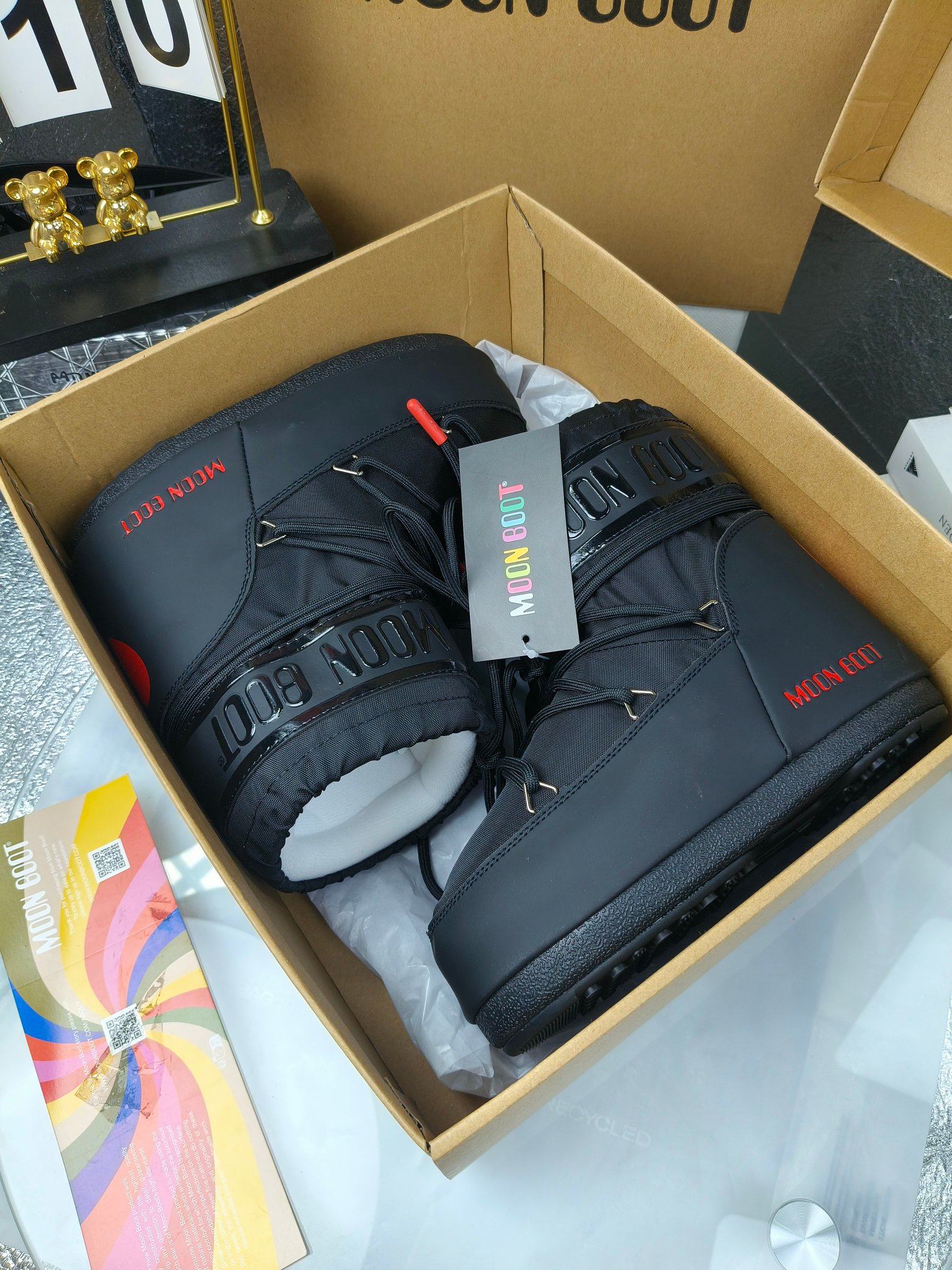  情侣款  滑雪季的宠儿
Moon Boot月亮靴雪地靴
在千禧年就已经非常火了
当年paris hilton、victoria beckham
等名人经常穿它，如今Y2K风潮再次流行
痞幼同款QQ秀穿搭
万人大秀的丑萌雪地靴重新翻红
不分男女不分左右
看着巨无霸巨实际配瑜伽裤巨显瘦
想要去北方的姐妹可以冲了
玩雪必备彻底杀疯
❶鞋面：进口防水布
❷内里：100%高端纤羽绵内胆
❸鞋底：热塑性橡胶
❹尺码：35－38，39-41，42－44
❺包装：moon boot原版透明手提袋
❻内增高：4cm