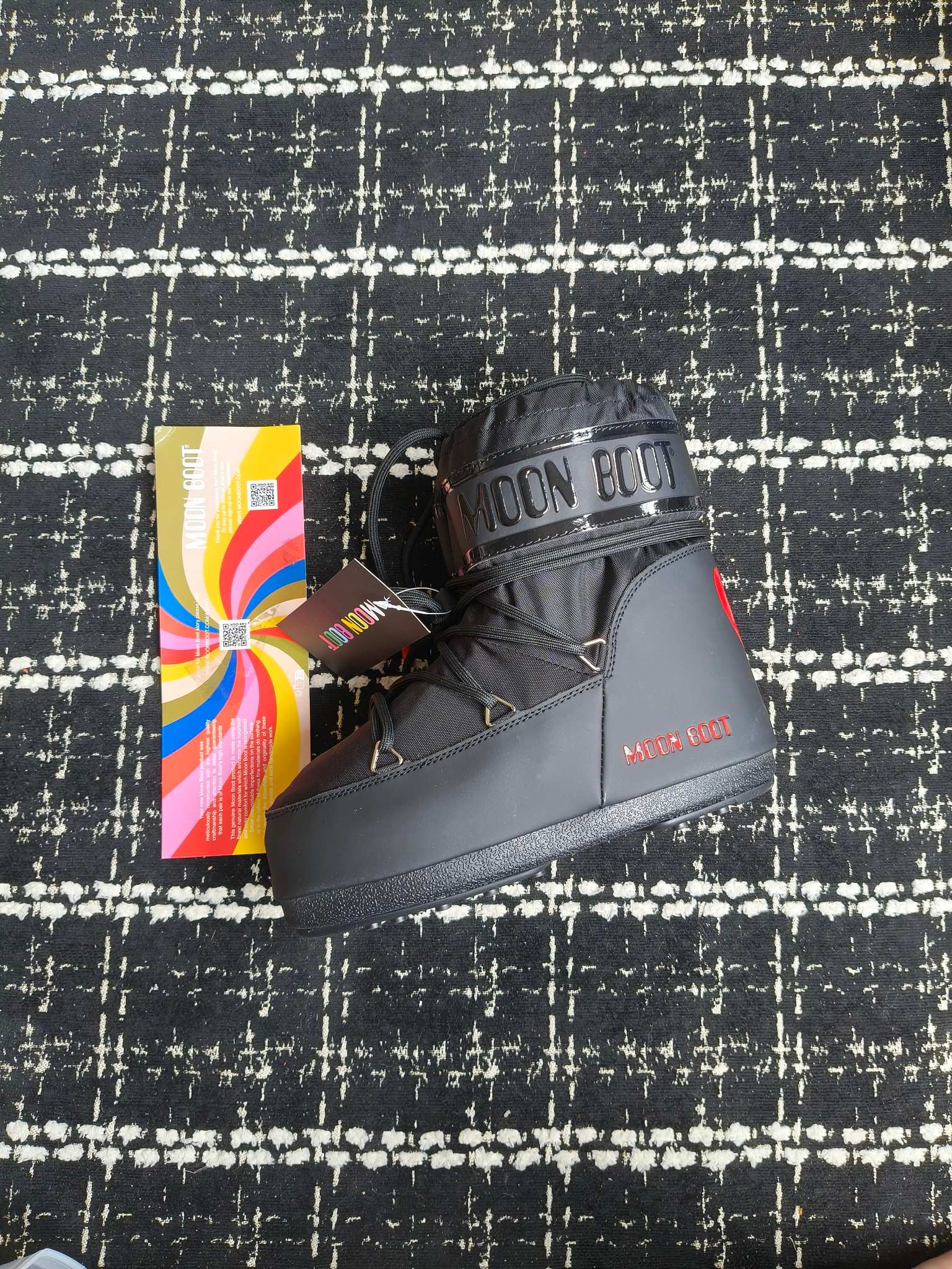  情侣款  滑雪季的宠儿
Moon Boot月亮靴雪地靴
在千禧年就已经非常火了
当年paris hilton、victoria beckham
等名人经常穿它，如今Y2K风潮再次流行
痞幼同款QQ秀穿搭
万人大秀的丑萌雪地靴重新翻红
不分男女不分左右
看着巨无霸巨实际配瑜伽裤巨显瘦
想要去北方的姐妹可以冲了
玩雪必备彻底杀疯
❶鞋面：进口防水布
❷内里：100%高端纤羽绵内胆
❸鞋底：热塑性橡胶
❹尺码：35－38，39-41，42－44
❺包装：moon boot原版透明手提袋
❻内增高：4cm