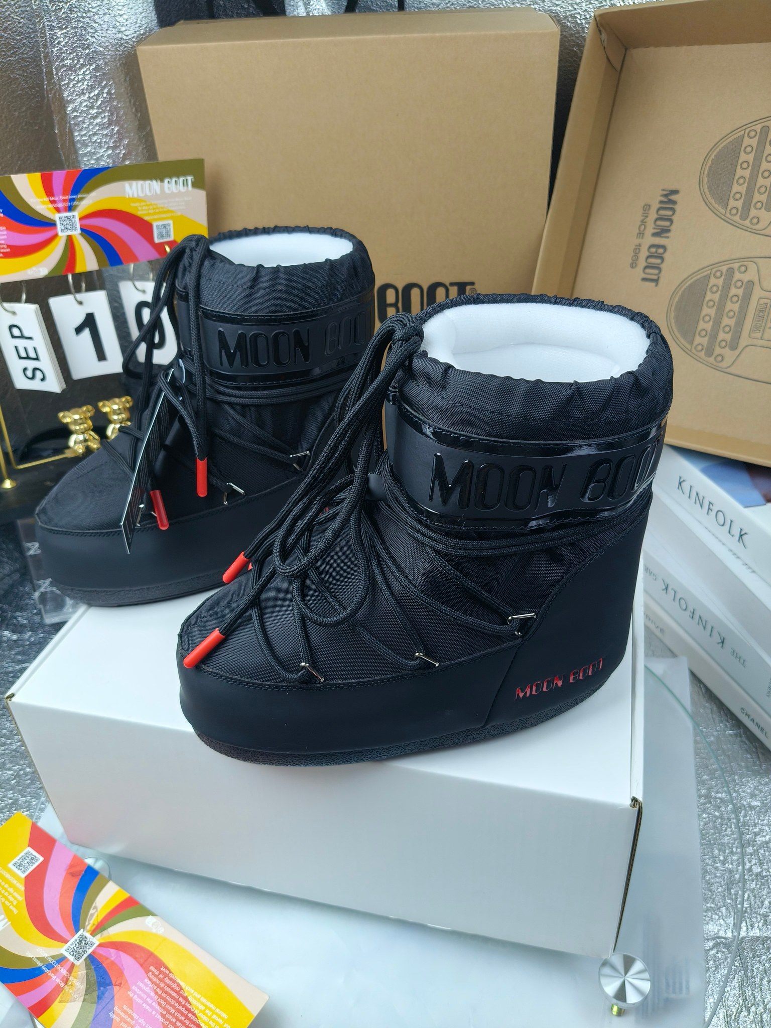  情侣款  滑雪季的宠儿
Moon Boot月亮靴雪地靴
在千禧年就已经非常火了
当年paris hilton、victoria beckham
等名人经常穿它，如今Y2K风潮再次流行
痞幼同款QQ秀穿搭
万人大秀的丑萌雪地靴重新翻红
不分男女不分左右
看着巨无霸巨实际配瑜伽裤巨显瘦
想要去北方的姐妹可以冲了
玩雪必备彻底杀疯
❶鞋面：进口防水布
❷内里：100%高端纤羽绵内胆
❸鞋底：热塑性橡胶
❹尺码：35－38，39-41，42－44
❺包装：moon boot原版透明手提袋
❻内增高：4cm