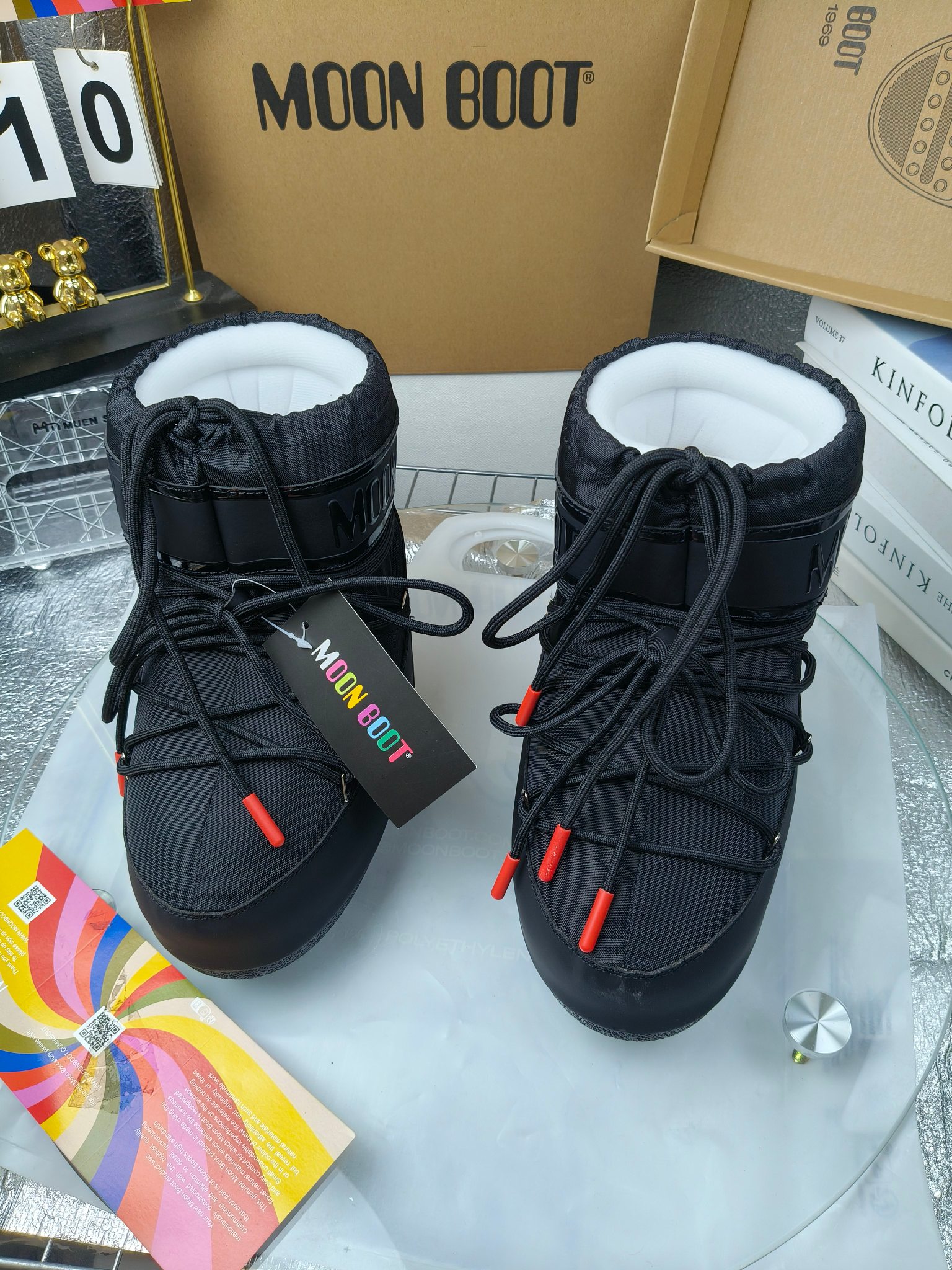  情侣款  滑雪季的宠儿
Moon Boot月亮靴雪地靴
在千禧年就已经非常火了
当年paris hilton、victoria beckham
等名人经常穿它，如今Y2K风潮再次流行
痞幼同款QQ秀穿搭
万人大秀的丑萌雪地靴重新翻红
不分男女不分左右
看着巨无霸巨实际配瑜伽裤巨显瘦
想要去北方的姐妹可以冲了
玩雪必备彻底杀疯
❶鞋面：进口防水布
❷内里：100%高端纤羽绵内胆
❸鞋底：热塑性橡胶
❹尺码：35－38，39-41，42－44
❺包装：moon boot原版透明手提袋
❻内增高：4cm