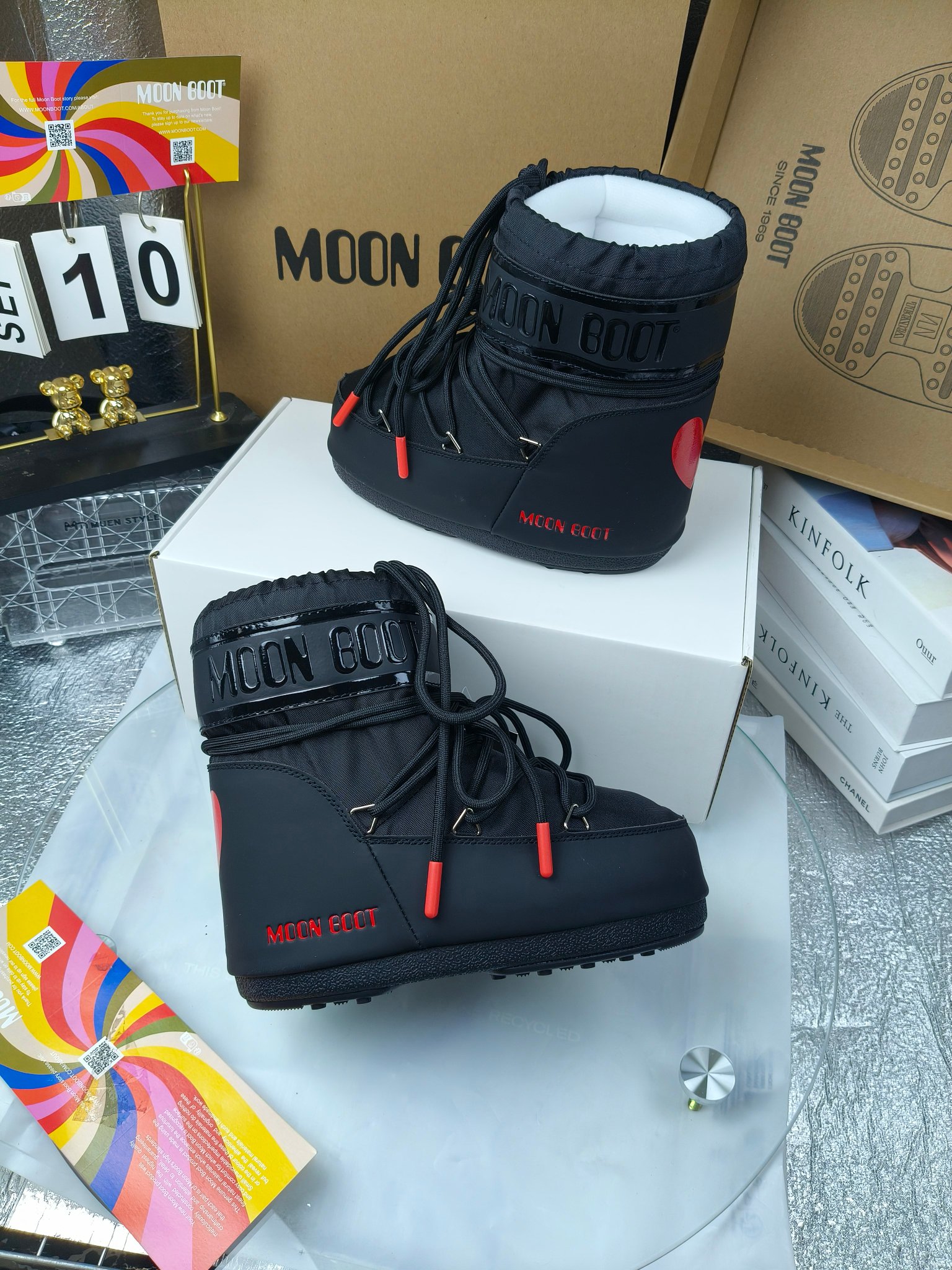  情侣款  滑雪季的宠儿
Moon Boot月亮靴雪地靴
在千禧年就已经非常火了
当年paris hilton、victoria beckham
等名人经常穿它，如今Y2K风潮再次流行
痞幼同款QQ秀穿搭
万人大秀的丑萌雪地靴重新翻红
不分男女不分左右
看着巨无霸巨实际配瑜伽裤巨显瘦
想要去北方的姐妹可以冲了
玩雪必备彻底杀疯
❶鞋面：进口防水布
❷内里：100%高端纤羽绵内胆
❸鞋底：热塑性橡胶
❹尺码：35－38，39-41，42－44
❺包装：moon boot原版透明手提袋
❻内增高：4cm