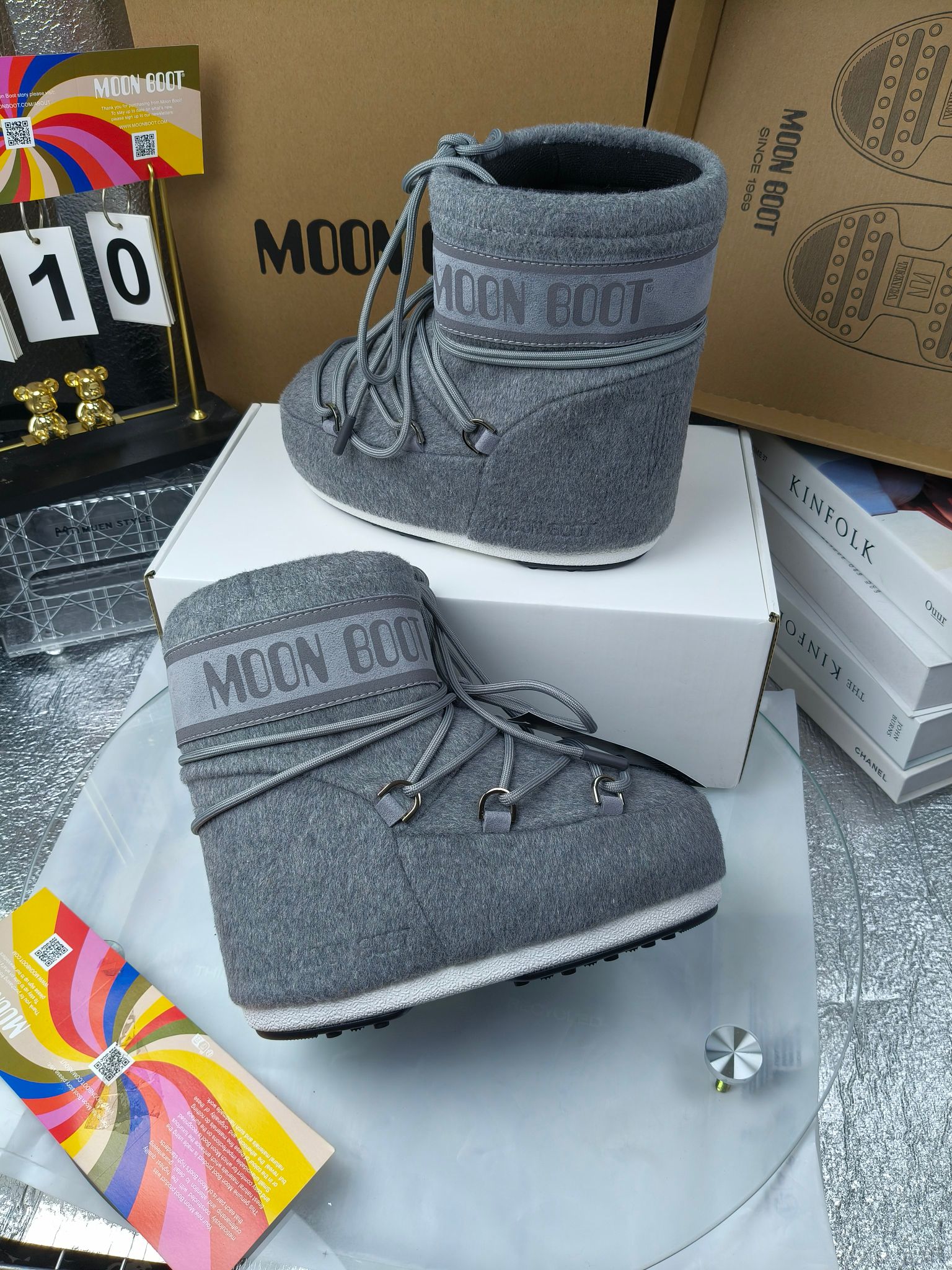  情侣款  滑雪季的宠儿
Moon Boot月亮靴雪地靴
在千禧年就已经非常火了
当年paris hilton、victoria beckham
等名人经常穿它，如今Y2K风潮再次流行
痞幼同款QQ秀穿搭
万人大秀的丑萌雪地靴重新翻红
不分男女不分左右
看着巨无霸巨实际配瑜伽裤巨显瘦
想要去北方的姐妹可以冲了
玩雪必备彻底杀疯
❶鞋面：进口防水布
❷内里：100%高端纤羽绵内胆
❸鞋底：热塑性橡胶
❹尺码：35－38，39-41，42－44
❺包装：moon boot原版透明手提袋
❻内增高：4cm