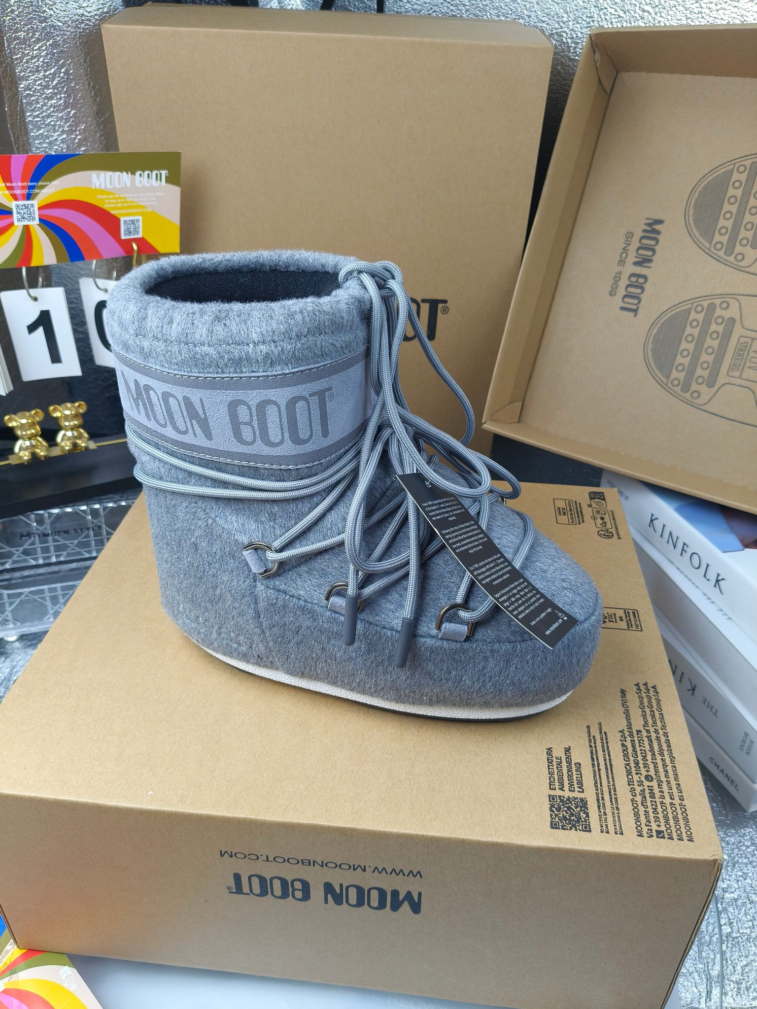  情侣款  滑雪季的宠儿
Moon Boot月亮靴雪地靴
在千禧年就已经非常火了
当年paris hilton、victoria beckham
等名人经常穿它，如今Y2K风潮再次流行
痞幼同款QQ秀穿搭
万人大秀的丑萌雪地靴重新翻红
不分男女不分左右
看着巨无霸巨实际配瑜伽裤巨显瘦
想要去北方的姐妹可以冲了
玩雪必备彻底杀疯
❶鞋面：进口防水布
❷内里：100%高端纤羽绵内胆
❸鞋底：热塑性橡胶
❹尺码：35－38，39-41，42－44
❺包装：moon boot原版透明手提袋
❻内增高：4cm