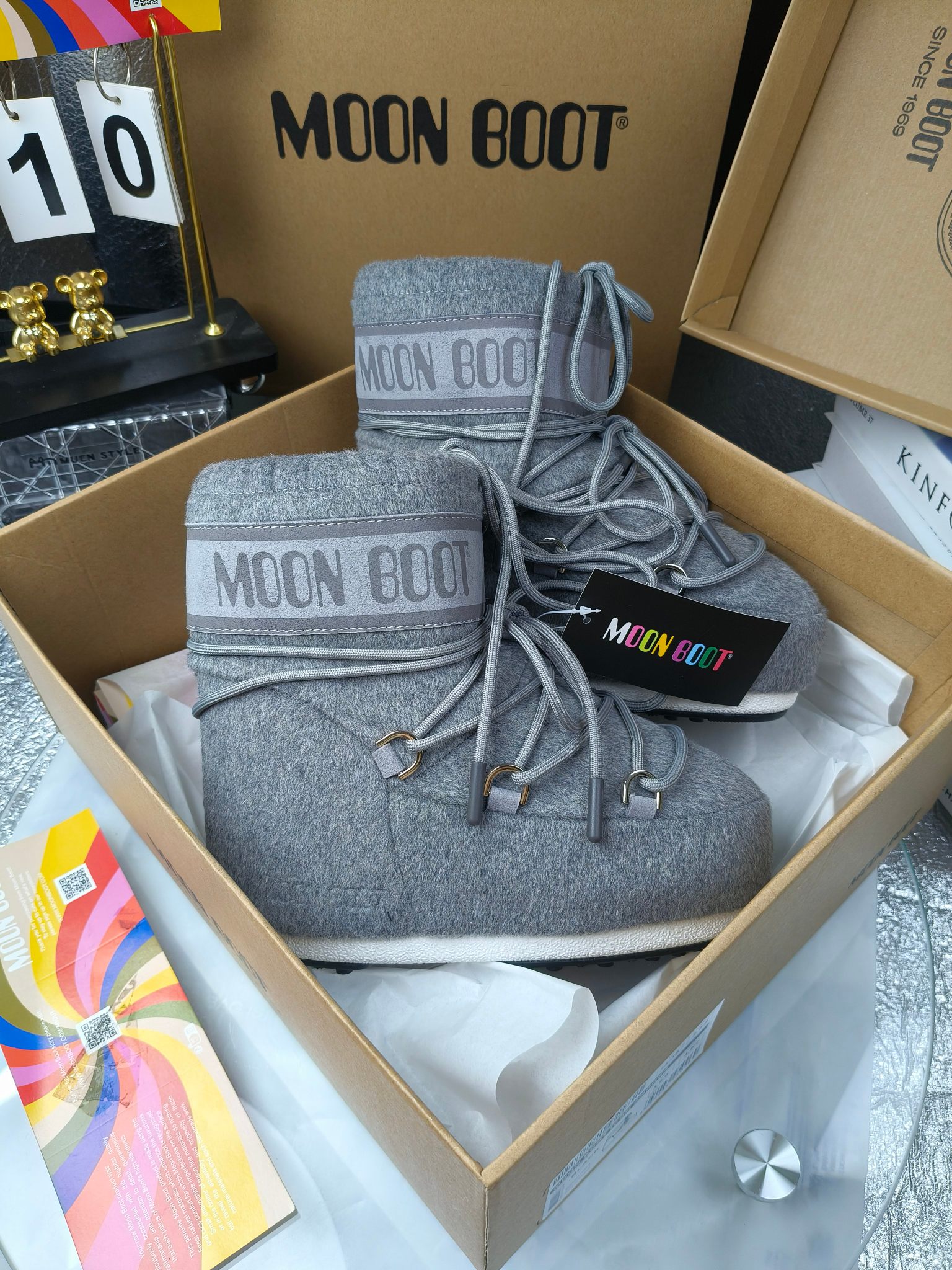  情侣款  滑雪季的宠儿
Moon Boot月亮靴雪地靴
在千禧年就已经非常火了
当年paris hilton、victoria beckham
等名人经常穿它，如今Y2K风潮再次流行
痞幼同款QQ秀穿搭
万人大秀的丑萌雪地靴重新翻红
不分男女不分左右
看着巨无霸巨实际配瑜伽裤巨显瘦
想要去北方的姐妹可以冲了
玩雪必备彻底杀疯
❶鞋面：进口防水布
❷内里：100%高端纤羽绵内胆
❸鞋底：热塑性橡胶
❹尺码：35－38，39-41，42－44
❺包装：moon boot原版透明手提袋
❻内增高：4cm