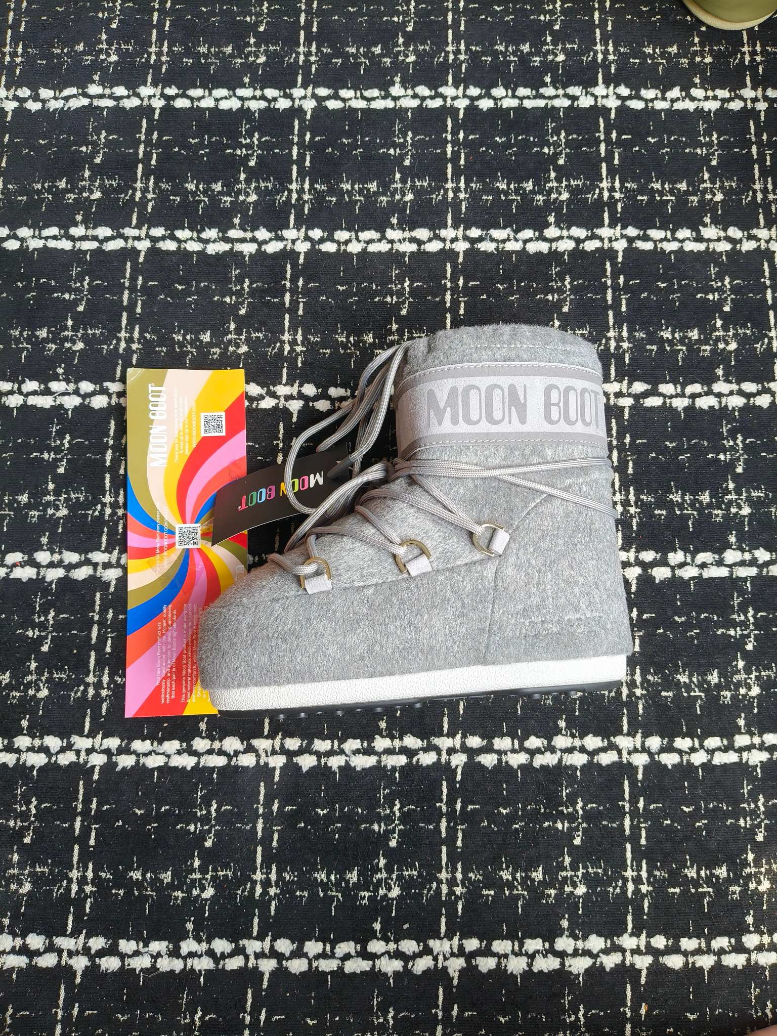  情侣款  滑雪季的宠儿
Moon Boot月亮靴雪地靴
在千禧年就已经非常火了
当年paris hilton、victoria beckham
等名人经常穿它，如今Y2K风潮再次流行
痞幼同款QQ秀穿搭
万人大秀的丑萌雪地靴重新翻红
不分男女不分左右
看着巨无霸巨实际配瑜伽裤巨显瘦
想要去北方的姐妹可以冲了
玩雪必备彻底杀疯
❶鞋面：进口防水布
❷内里：100%高端纤羽绵内胆
❸鞋底：热塑性橡胶
❹尺码：35－38，39-41，42－44
❺包装：moon boot原版透明手提袋
❻内增高：4cm