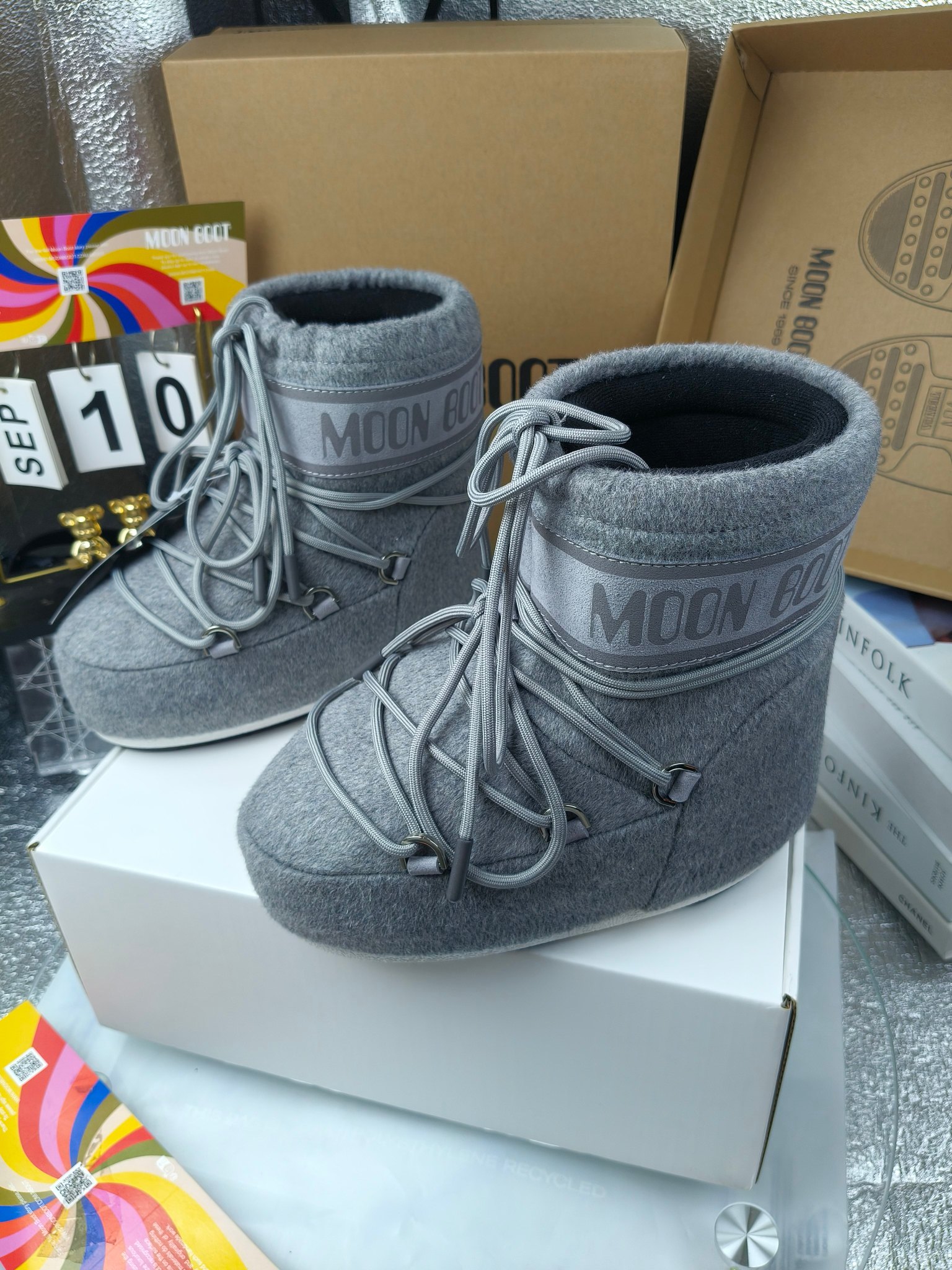  情侣款  滑雪季的宠儿
Moon Boot月亮靴雪地靴
在千禧年就已经非常火了
当年paris hilton、victoria beckham
等名人经常穿它，如今Y2K风潮再次流行
痞幼同款QQ秀穿搭
万人大秀的丑萌雪地靴重新翻红
不分男女不分左右
看着巨无霸巨实际配瑜伽裤巨显瘦
想要去北方的姐妹可以冲了
玩雪必备彻底杀疯
❶鞋面：进口防水布
❷内里：100%高端纤羽绵内胆
❸鞋底：热塑性橡胶
❹尺码：35－38，39-41，42－44
❺包装：moon boot原版透明手提袋
❻内增高：4cm