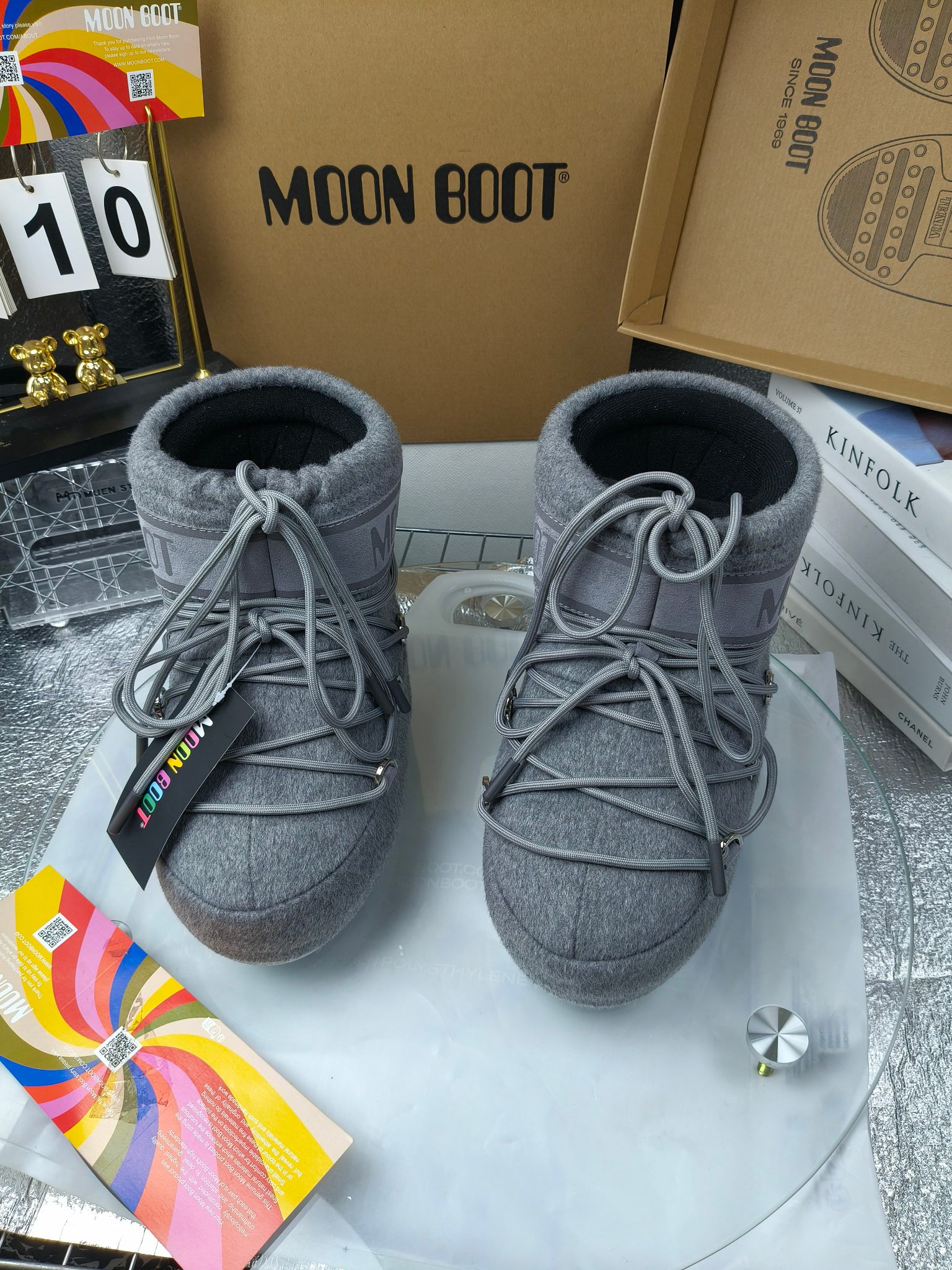  情侣款  滑雪季的宠儿
Moon Boot月亮靴雪地靴
在千禧年就已经非常火了
当年paris hilton、victoria beckham
等名人经常穿它，如今Y2K风潮再次流行
痞幼同款QQ秀穿搭
万人大秀的丑萌雪地靴重新翻红
不分男女不分左右
看着巨无霸巨实际配瑜伽裤巨显瘦
想要去北方的姐妹可以冲了
玩雪必备彻底杀疯
❶鞋面：进口防水布
❷内里：100%高端纤羽绵内胆
❸鞋底：热塑性橡胶
❹尺码：35－38，39-41，42－44
❺包装：moon boot原版透明手提袋
❻内增高：4cm