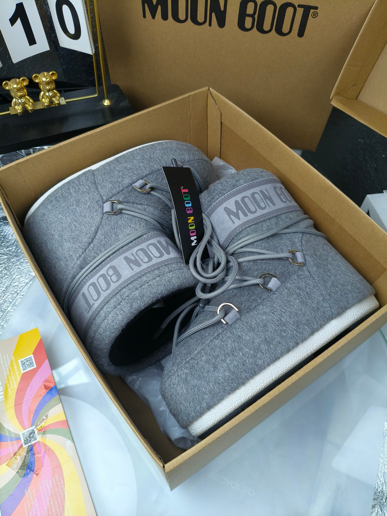  情侣款  滑雪季的宠儿
Moon Boot月亮靴雪地靴
在千禧年就已经非常火了
当年paris hilton、victoria beckham
等名人经常穿它，如今Y2K风潮再次流行
痞幼同款QQ秀穿搭
万人大秀的丑萌雪地靴重新翻红
不分男女不分左右
看着巨无霸巨实际配瑜伽裤巨显瘦
想要去北方的姐妹可以冲了
玩雪必备彻底杀疯
❶鞋面：进口防水布
❷内里：100%高端纤羽绵内胆
❸鞋底：热塑性橡胶
❹尺码：35－38，39-41，42－44
❺包装：moon boot原版透明手提袋
❻内增高：4cm