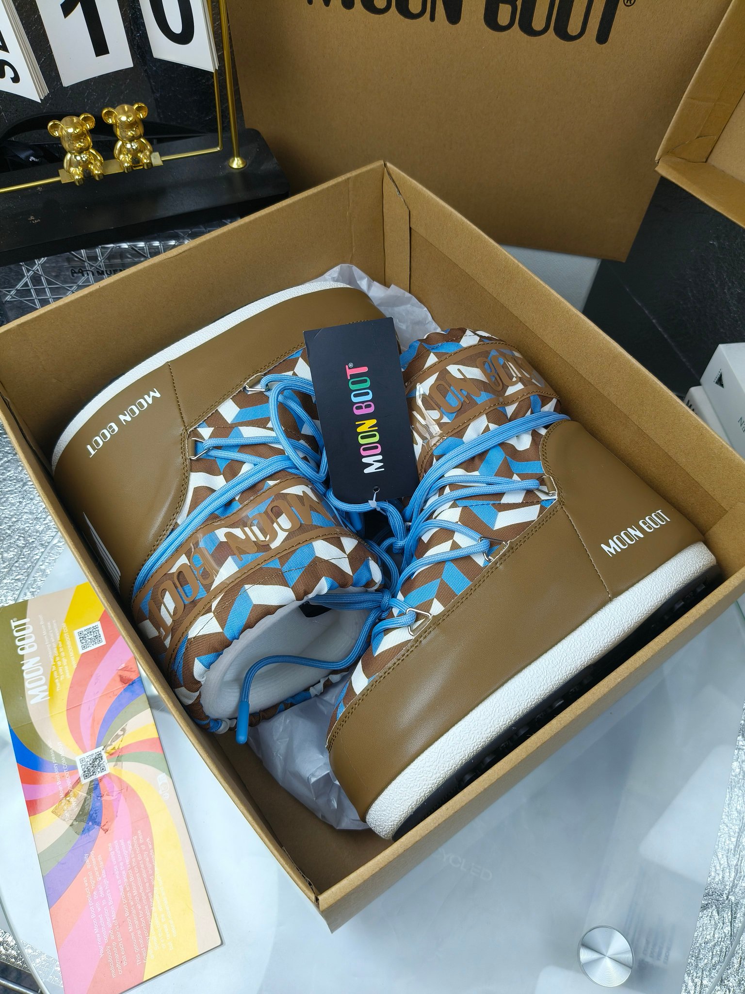  情侣款  滑雪季的宠儿
Moon Boot月亮靴雪地靴
在千禧年就已经非常火了
当年paris hilton、victoria beckham
等名人经常穿它，如今Y2K风潮再次流行
痞幼同款QQ秀穿搭
万人大秀的丑萌雪地靴重新翻红
不分男女不分左右
看着巨无霸巨实际配瑜伽裤巨显瘦
想要去北方的姐妹可以冲了
玩雪必备彻底杀疯
❶鞋面：进口防水布
❷内里：100%高端纤羽绵内胆
❸鞋底：热塑性橡胶
❹尺码：35－38，39-41，42－44
❺包装：moon boot原版透明手提袋
❻内增高：4cm