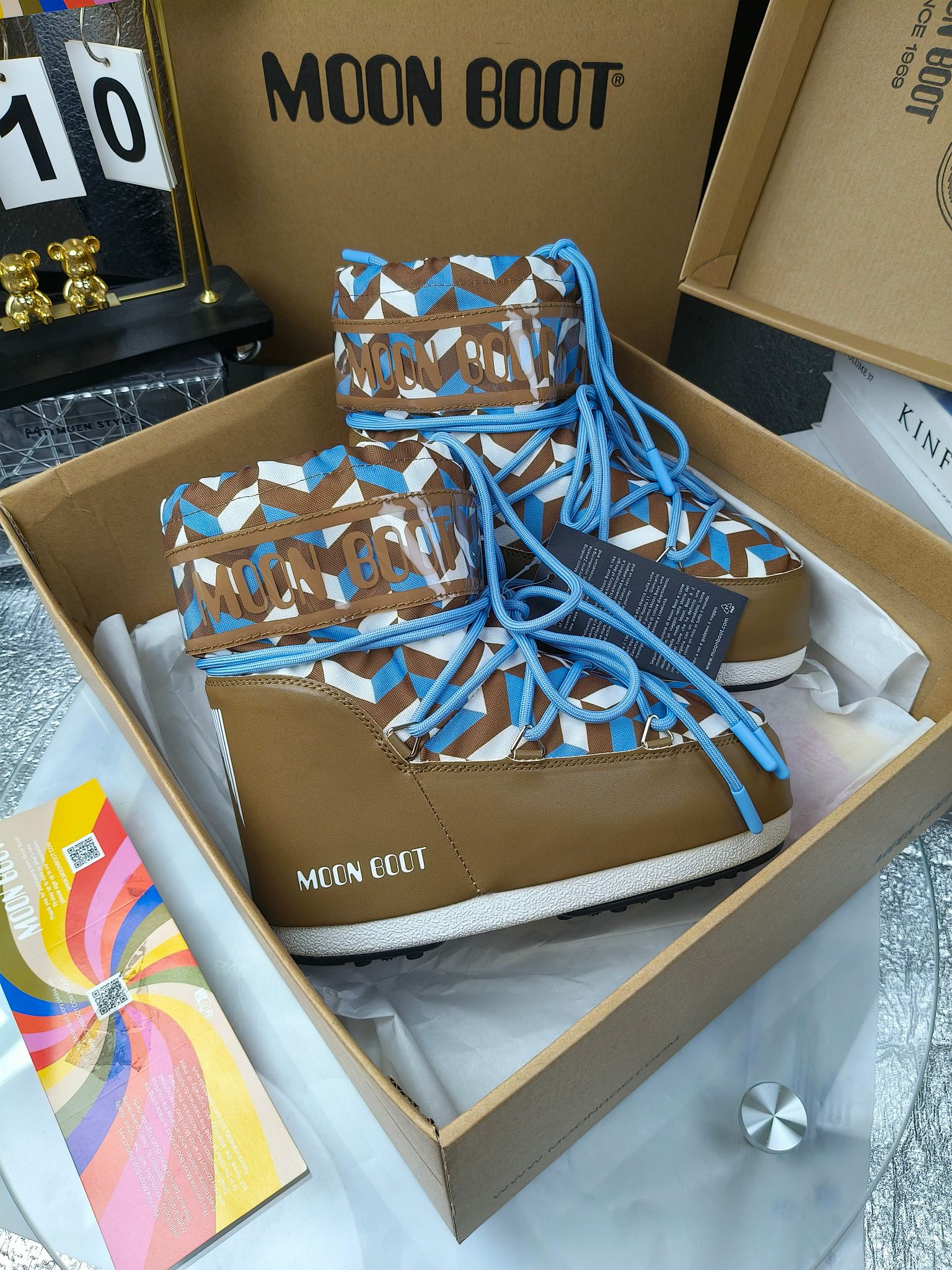  情侣款  滑雪季的宠儿
Moon Boot月亮靴雪地靴
在千禧年就已经非常火了
当年paris hilton、victoria beckham
等名人经常穿它，如今Y2K风潮再次流行
痞幼同款QQ秀穿搭
万人大秀的丑萌雪地靴重新翻红
不分男女不分左右
看着巨无霸巨实际配瑜伽裤巨显瘦
想要去北方的姐妹可以冲了
玩雪必备彻底杀疯
❶鞋面：进口防水布
❷内里：100%高端纤羽绵内胆
❸鞋底：热塑性橡胶
❹尺码：35－38，39-41，42－44
❺包装：moon boot原版透明手提袋
❻内增高：4cm