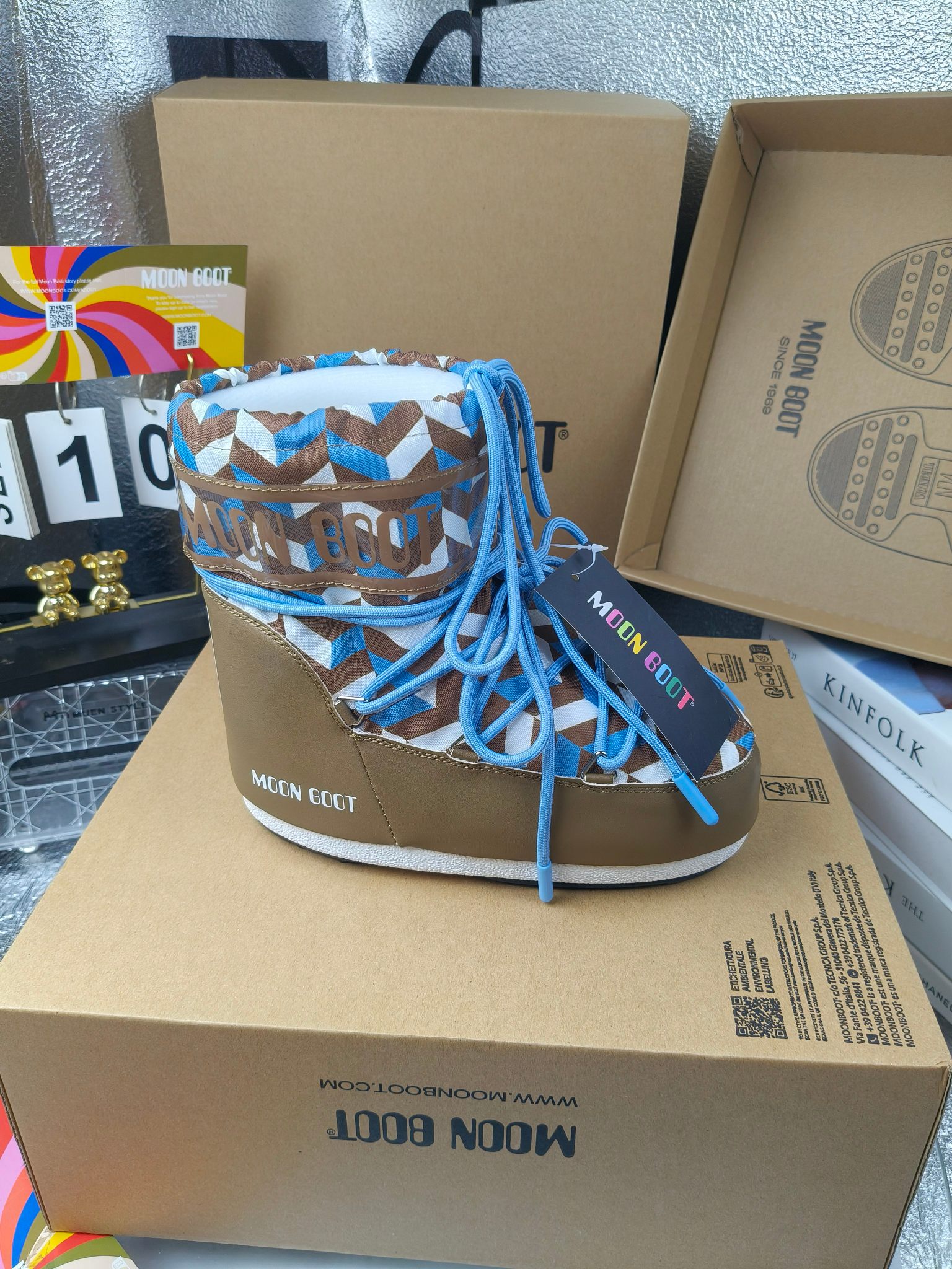  情侣款  滑雪季的宠儿
Moon Boot月亮靴雪地靴
在千禧年就已经非常火了
当年paris hilton、victoria beckham
等名人经常穿它，如今Y2K风潮再次流行
痞幼同款QQ秀穿搭
万人大秀的丑萌雪地靴重新翻红
不分男女不分左右
看着巨无霸巨实际配瑜伽裤巨显瘦
想要去北方的姐妹可以冲了
玩雪必备彻底杀疯
❶鞋面：进口防水布
❷内里：100%高端纤羽绵内胆
❸鞋底：热塑性橡胶
❹尺码：35－38，39-41，42－44
❺包装：moon boot原版透明手提袋
❻内增高：4cm