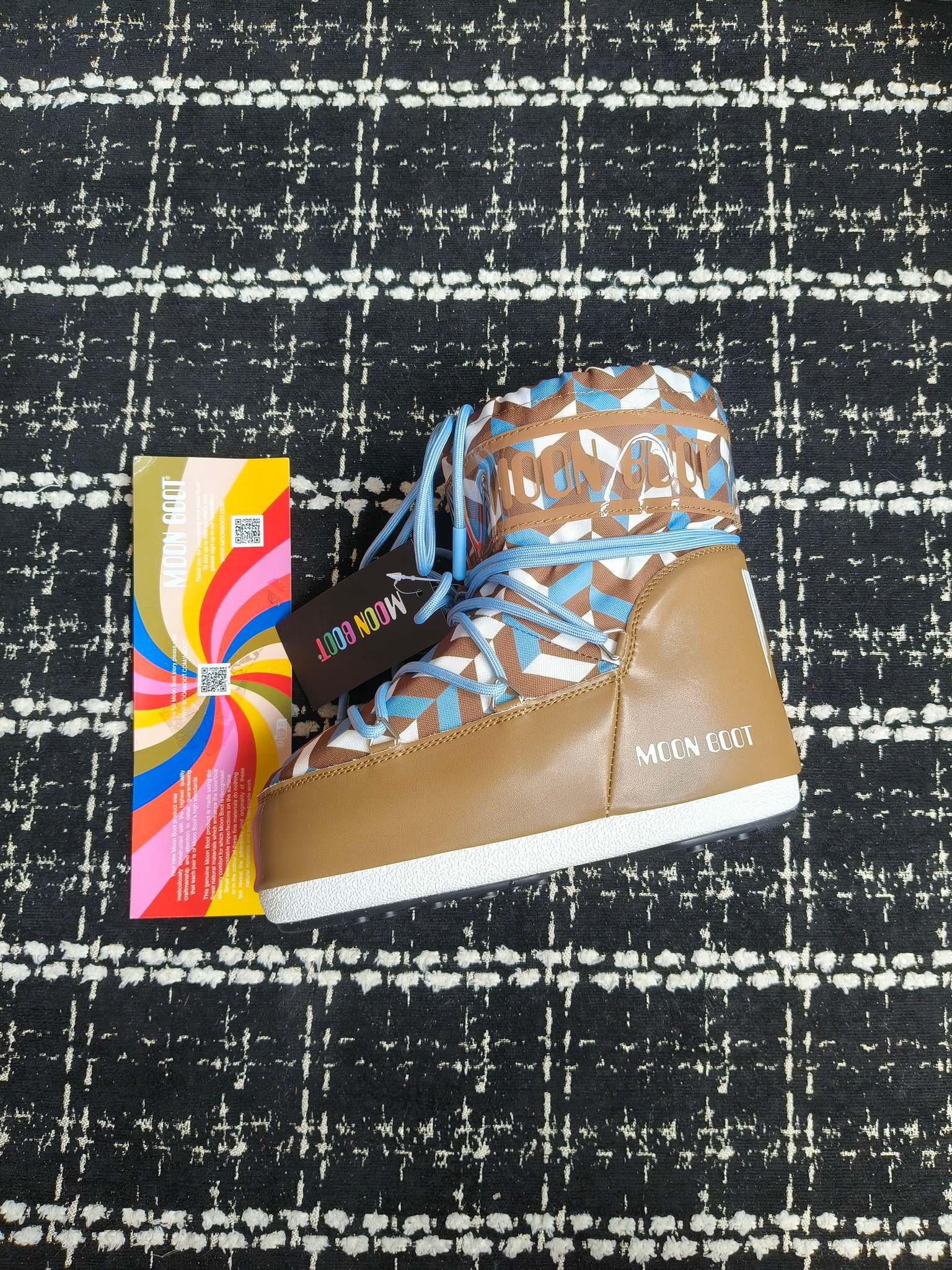  情侣款  滑雪季的宠儿
Moon Boot月亮靴雪地靴
在千禧年就已经非常火了
当年paris hilton、victoria beckham
等名人经常穿它，如今Y2K风潮再次流行
痞幼同款QQ秀穿搭
万人大秀的丑萌雪地靴重新翻红
不分男女不分左右
看着巨无霸巨实际配瑜伽裤巨显瘦
想要去北方的姐妹可以冲了
玩雪必备彻底杀疯
❶鞋面：进口防水布
❷内里：100%高端纤羽绵内胆
❸鞋底：热塑性橡胶
❹尺码：35－38，39-41，42－44
❺包装：moon boot原版透明手提袋
❻内增高：4cm