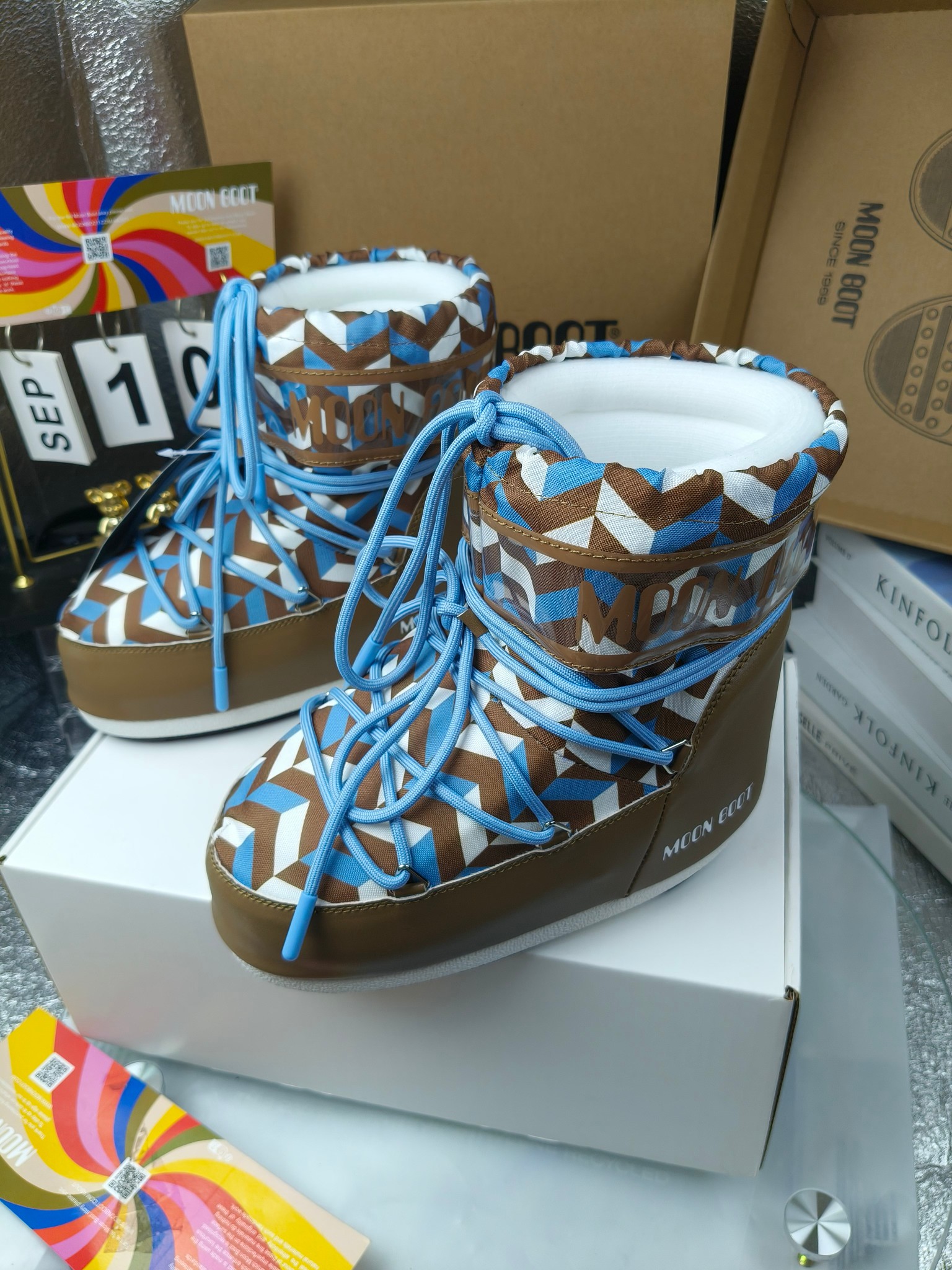  情侣款  滑雪季的宠儿
Moon Boot月亮靴雪地靴
在千禧年就已经非常火了
当年paris hilton、victoria beckham
等名人经常穿它，如今Y2K风潮再次流行
痞幼同款QQ秀穿搭
万人大秀的丑萌雪地靴重新翻红
不分男女不分左右
看着巨无霸巨实际配瑜伽裤巨显瘦
想要去北方的姐妹可以冲了
玩雪必备彻底杀疯
❶鞋面：进口防水布
❷内里：100%高端纤羽绵内胆
❸鞋底：热塑性橡胶
❹尺码：35－38，39-41，42－44
❺包装：moon boot原版透明手提袋
❻内增高：4cm