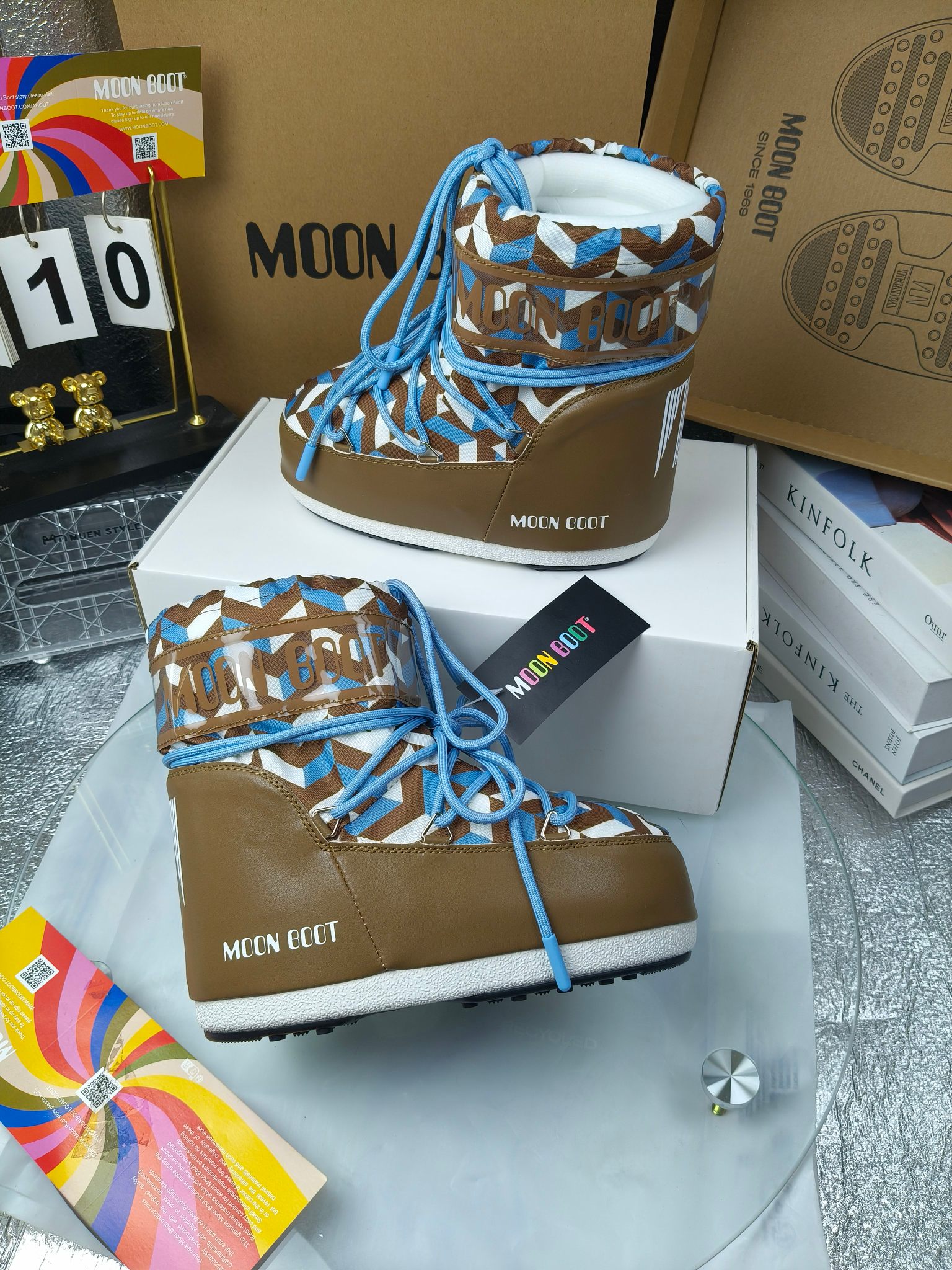  情侣款  滑雪季的宠儿
Moon Boot月亮靴雪地靴
在千禧年就已经非常火了
当年paris hilton、victoria beckham
等名人经常穿它，如今Y2K风潮再次流行
痞幼同款QQ秀穿搭
万人大秀的丑萌雪地靴重新翻红
不分男女不分左右
看着巨无霸巨实际配瑜伽裤巨显瘦
想要去北方的姐妹可以冲了
玩雪必备彻底杀疯
❶鞋面：进口防水布
❷内里：100%高端纤羽绵内胆
❸鞋底：热塑性橡胶
❹尺码：35－38，39-41，42－44
❺包装：moon boot原版透明手提袋
❻内增高：4cm