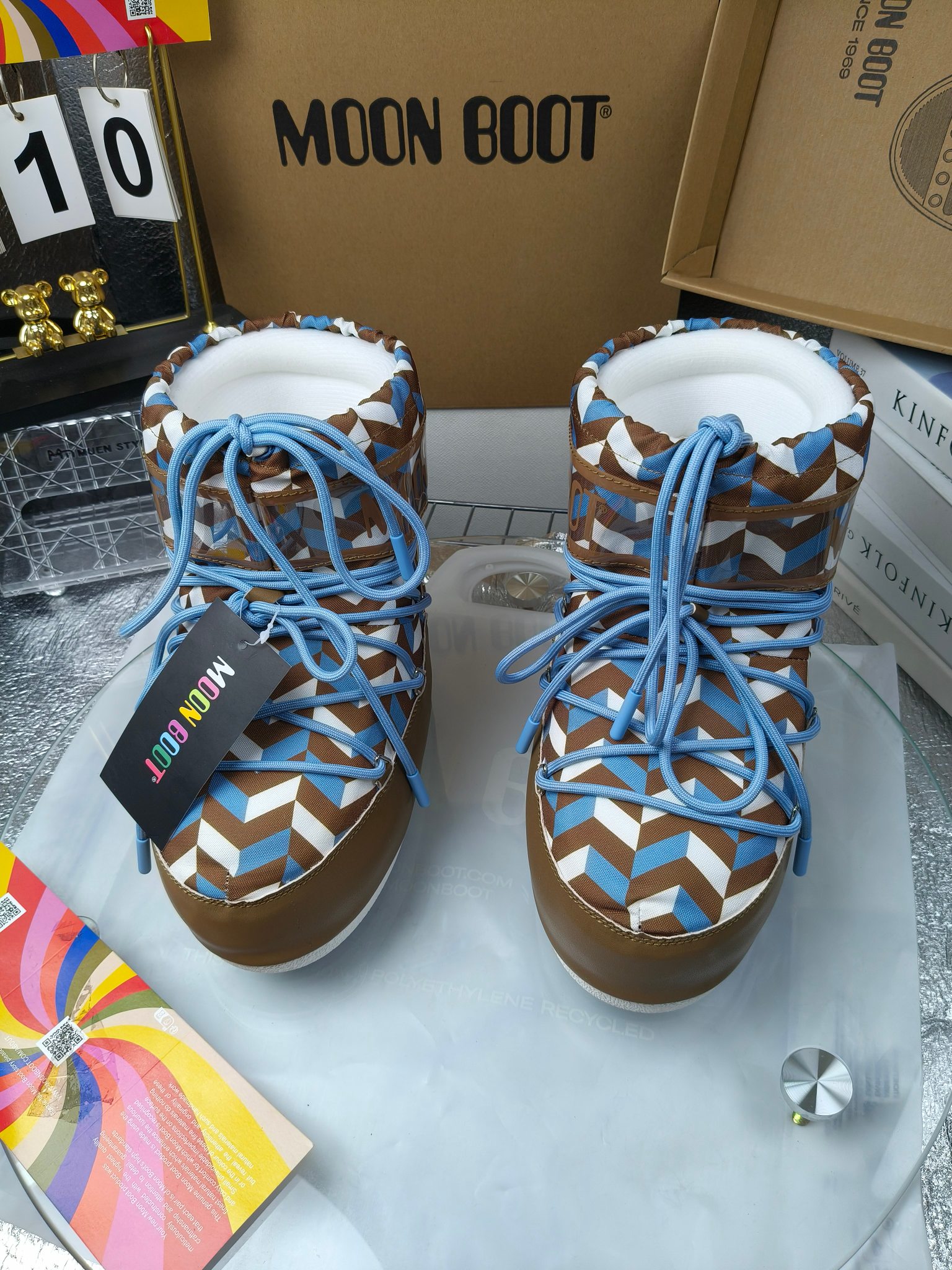  情侣款  滑雪季的宠儿
Moon Boot月亮靴雪地靴
在千禧年就已经非常火了
当年paris hilton、victoria beckham
等名人经常穿它，如今Y2K风潮再次流行
痞幼同款QQ秀穿搭
万人大秀的丑萌雪地靴重新翻红
不分男女不分左右
看着巨无霸巨实际配瑜伽裤巨显瘦
想要去北方的姐妹可以冲了
玩雪必备彻底杀疯
❶鞋面：进口防水布
❷内里：100%高端纤羽绵内胆
❸鞋底：热塑性橡胶
❹尺码：35－38，39-41，42－44
❺包装：moon boot原版透明手提袋
❻内增高：4cm