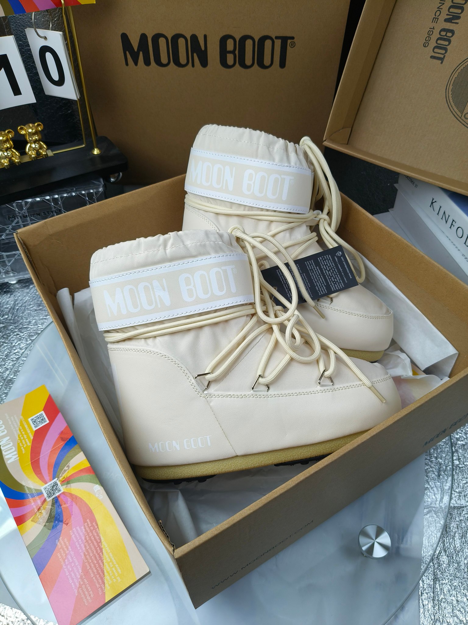  情侣款  滑雪季的宠儿
Moon Boot月亮靴雪地靴
在千禧年就已经非常火了
当年paris hilton、victoria beckham
等名人经常穿它，如今Y2K风潮再次流行
痞幼同款QQ秀穿搭
万人大秀的丑萌雪地靴重新翻红
不分男女不分左右
看着巨无霸巨实际配瑜伽裤巨显瘦
想要去北方的姐妹可以冲了
玩雪必备彻底杀疯
❶鞋面：进口防水布
❷内里：100%高端纤羽绵内胆
❸鞋底：热塑性橡胶
❹尺码：35－38，39-41，42－44
❺包装：moon boot原版透明手提袋
❻内增高：4cm