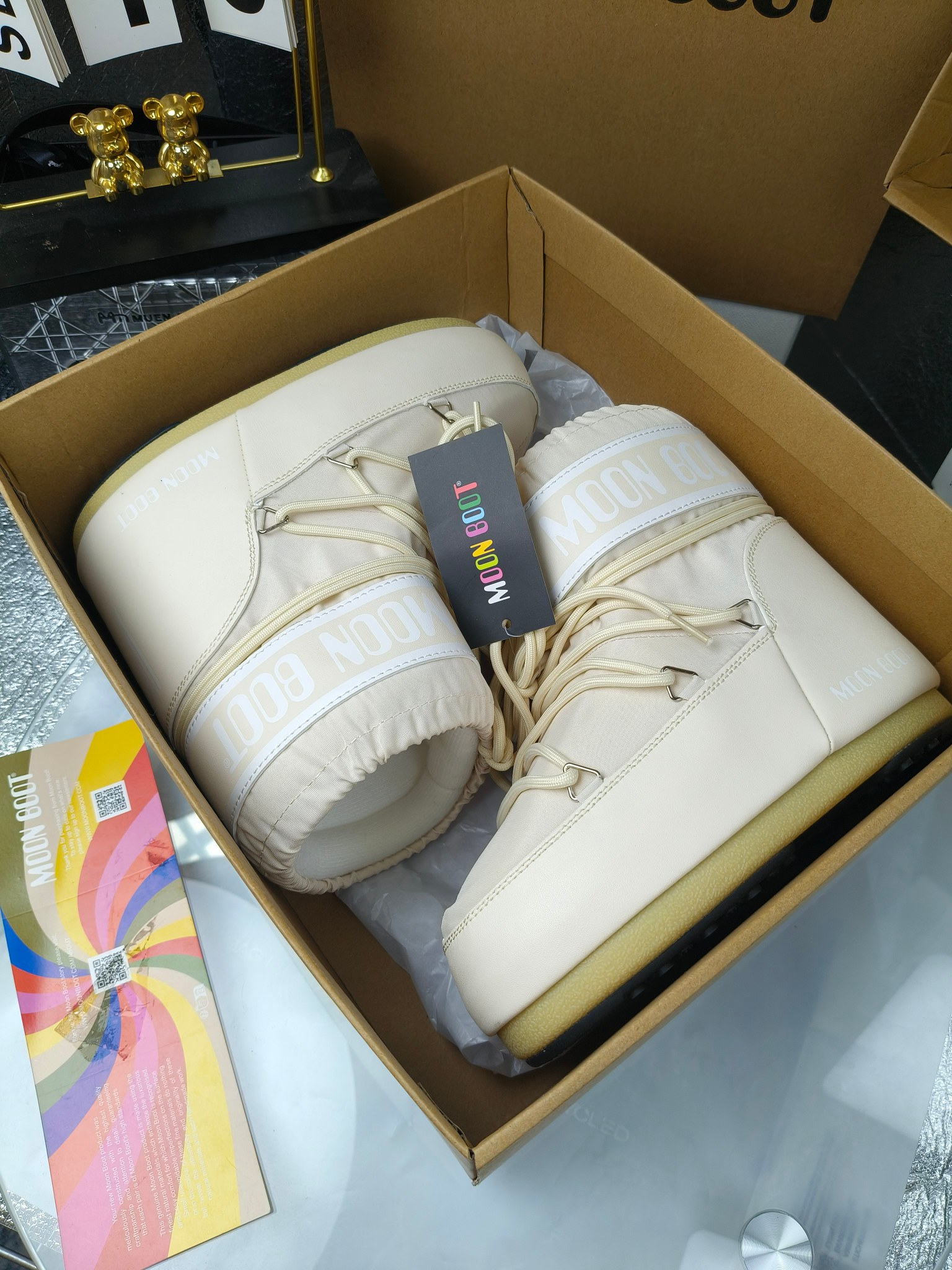  情侣款  滑雪季的宠儿
Moon Boot月亮靴雪地靴
在千禧年就已经非常火了
当年paris hilton、victoria beckham
等名人经常穿它，如今Y2K风潮再次流行
痞幼同款QQ秀穿搭
万人大秀的丑萌雪地靴重新翻红
不分男女不分左右
看着巨无霸巨实际配瑜伽裤巨显瘦
想要去北方的姐妹可以冲了
玩雪必备彻底杀疯
❶鞋面：进口防水布
❷内里：100%高端纤羽绵内胆
❸鞋底：热塑性橡胶
❹尺码：35－38，39-41，42－44
❺包装：moon boot原版透明手提袋
❻内增高：4cm