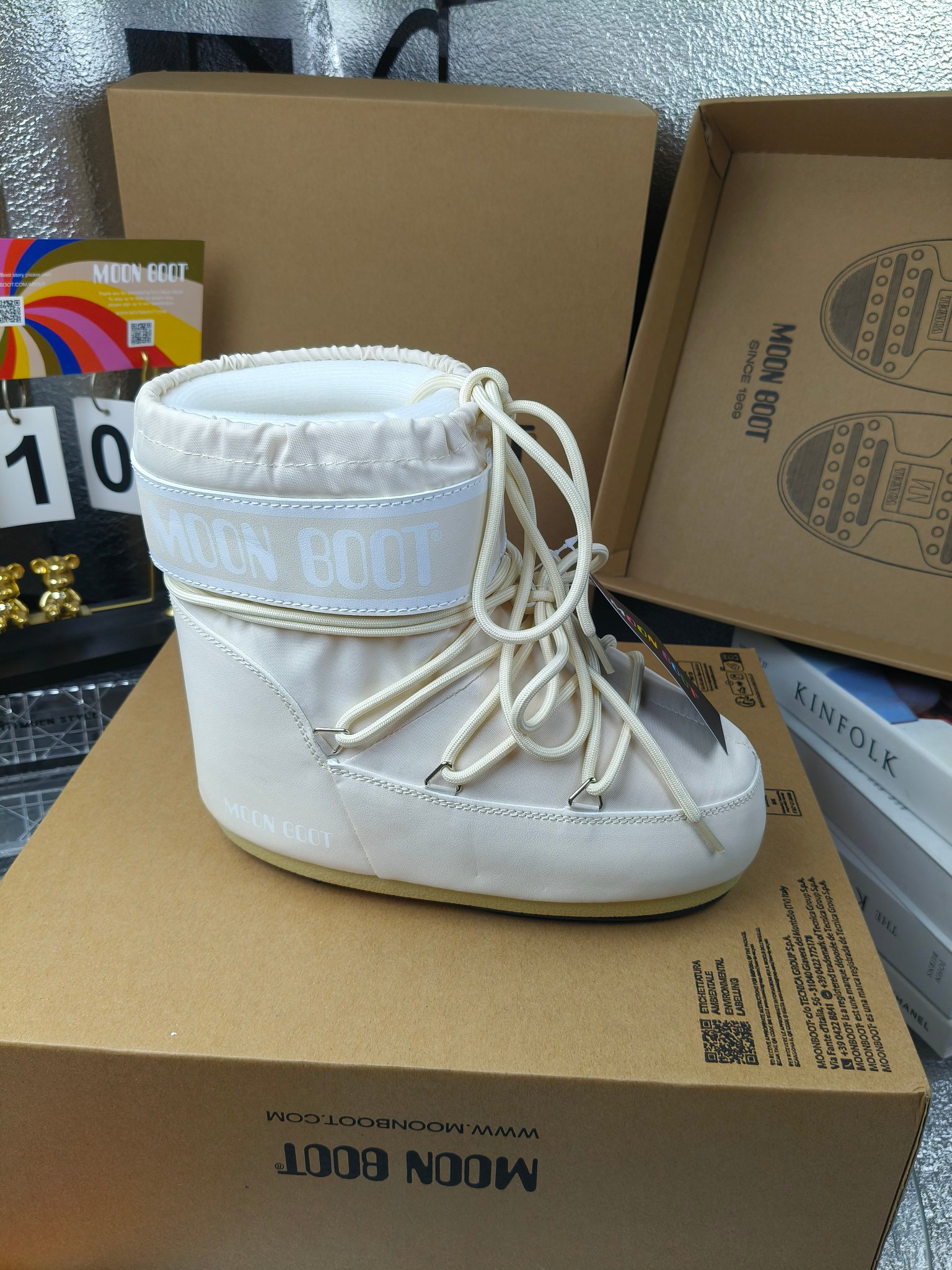  情侣款  滑雪季的宠儿
Moon Boot月亮靴雪地靴
在千禧年就已经非常火了
当年paris hilton、victoria beckham
等名人经常穿它，如今Y2K风潮再次流行
痞幼同款QQ秀穿搭
万人大秀的丑萌雪地靴重新翻红
不分男女不分左右
看着巨无霸巨实际配瑜伽裤巨显瘦
想要去北方的姐妹可以冲了
玩雪必备彻底杀疯
❶鞋面：进口防水布
❷内里：100%高端纤羽绵内胆
❸鞋底：热塑性橡胶
❹尺码：35－38，39-41，42－44
❺包装：moon boot原版透明手提袋
❻内增高：4cm