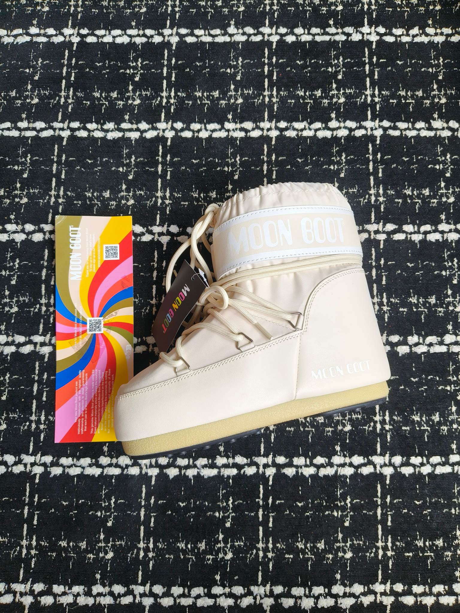  情侣款  滑雪季的宠儿
Moon Boot月亮靴雪地靴
在千禧年就已经非常火了
当年paris hilton、victoria beckham
等名人经常穿它，如今Y2K风潮再次流行
痞幼同款QQ秀穿搭
万人大秀的丑萌雪地靴重新翻红
不分男女不分左右
看着巨无霸巨实际配瑜伽裤巨显瘦
想要去北方的姐妹可以冲了
玩雪必备彻底杀疯
❶鞋面：进口防水布
❷内里：100%高端纤羽绵内胆
❸鞋底：热塑性橡胶
❹尺码：35－38，39-41，42－44
❺包装：moon boot原版透明手提袋
❻内增高：4cm