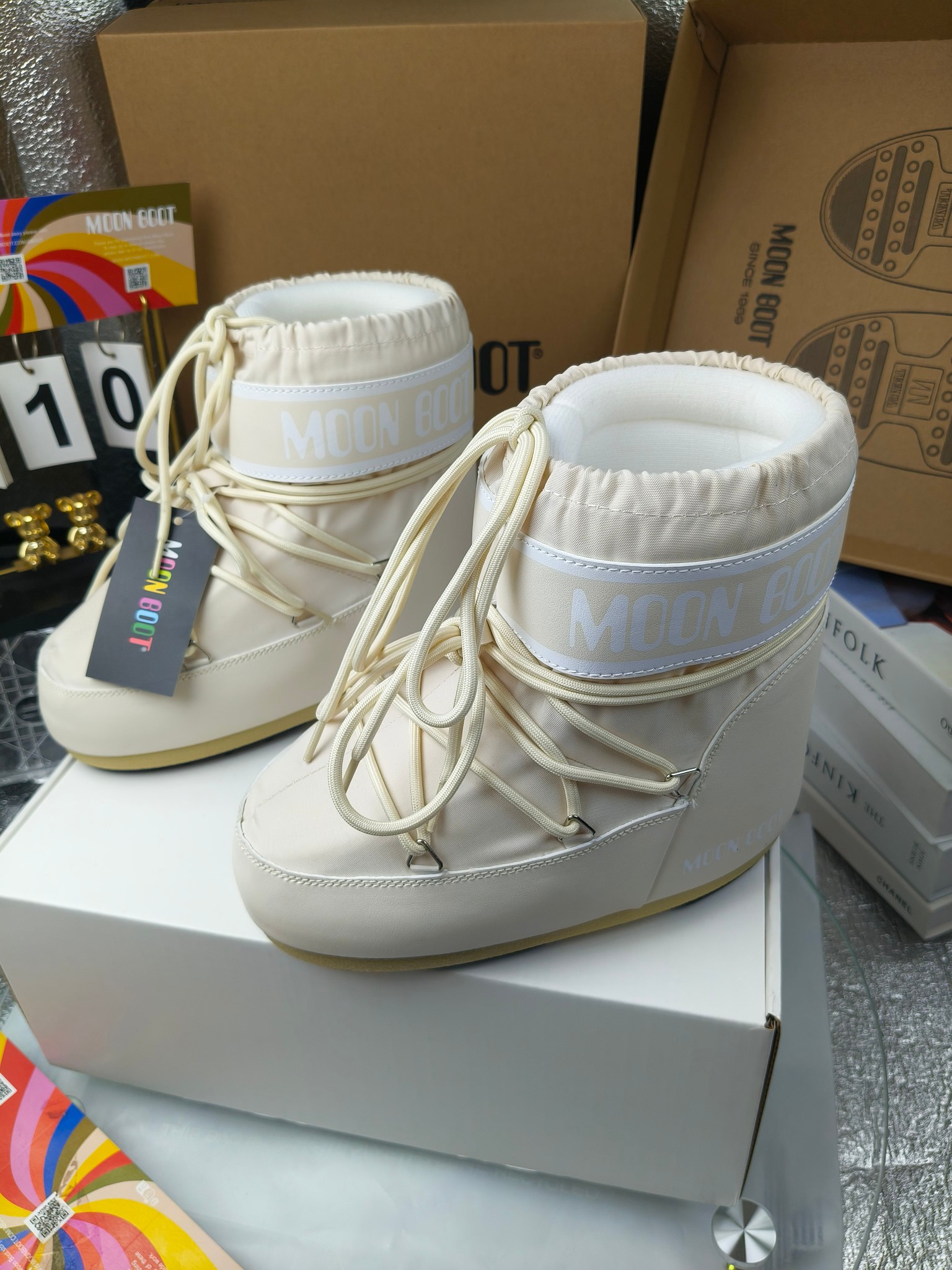  情侣款  滑雪季的宠儿
Moon Boot月亮靴雪地靴
在千禧年就已经非常火了
当年paris hilton、victoria beckham
等名人经常穿它，如今Y2K风潮再次流行
痞幼同款QQ秀穿搭
万人大秀的丑萌雪地靴重新翻红
不分男女不分左右
看着巨无霸巨实际配瑜伽裤巨显瘦
想要去北方的姐妹可以冲了
玩雪必备彻底杀疯
❶鞋面：进口防水布
❷内里：100%高端纤羽绵内胆
❸鞋底：热塑性橡胶
❹尺码：35－38，39-41，42－44
❺包装：moon boot原版透明手提袋
❻内增高：4cm