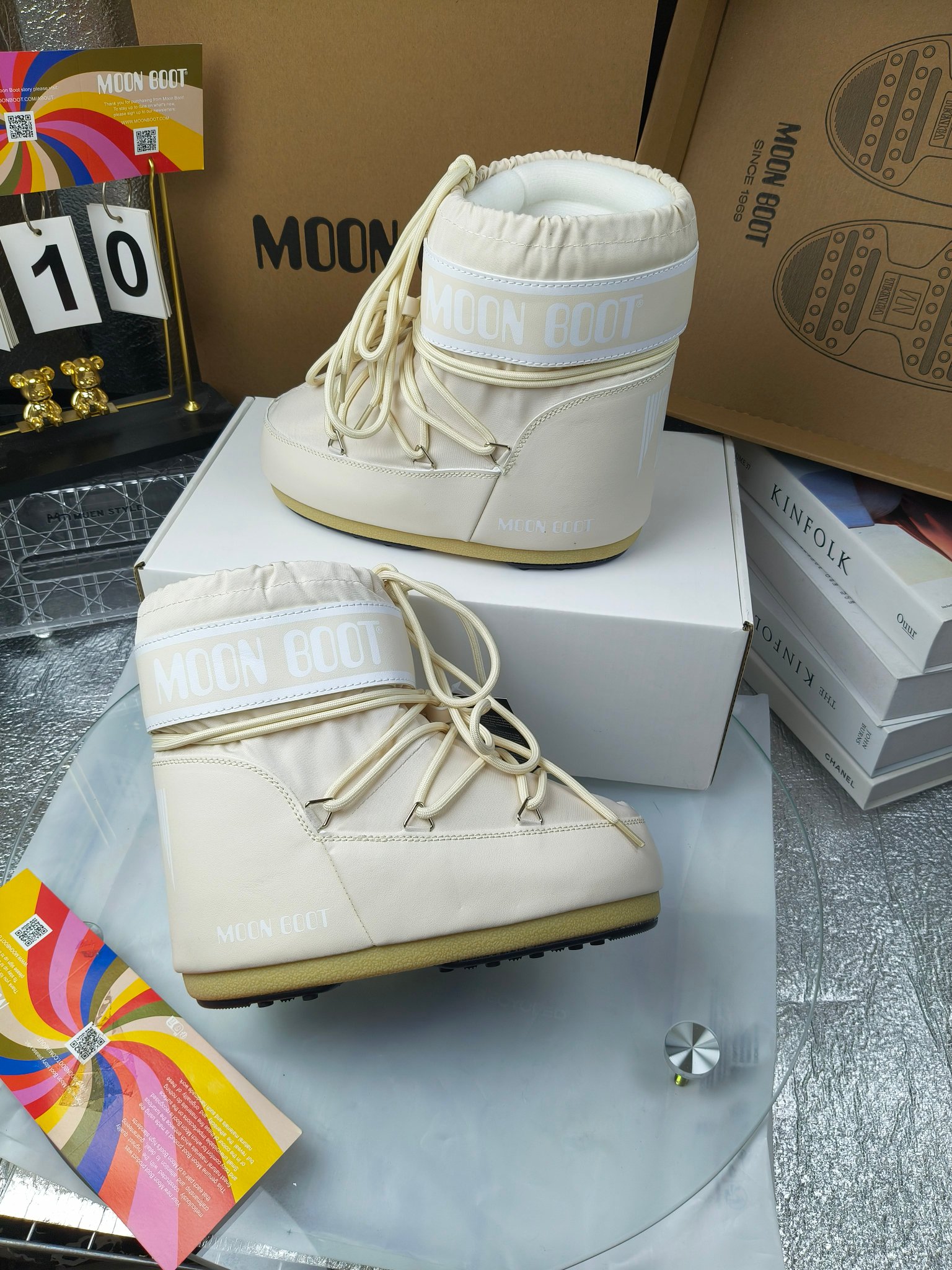  情侣款  滑雪季的宠儿
Moon Boot月亮靴雪地靴
在千禧年就已经非常火了
当年paris hilton、victoria beckham
等名人经常穿它，如今Y2K风潮再次流行
痞幼同款QQ秀穿搭
万人大秀的丑萌雪地靴重新翻红
不分男女不分左右
看着巨无霸巨实际配瑜伽裤巨显瘦
想要去北方的姐妹可以冲了
玩雪必备彻底杀疯
❶鞋面：进口防水布
❷内里：100%高端纤羽绵内胆
❸鞋底：热塑性橡胶
❹尺码：35－38，39-41，42－44
❺包装：moon boot原版透明手提袋
❻内增高：4cm