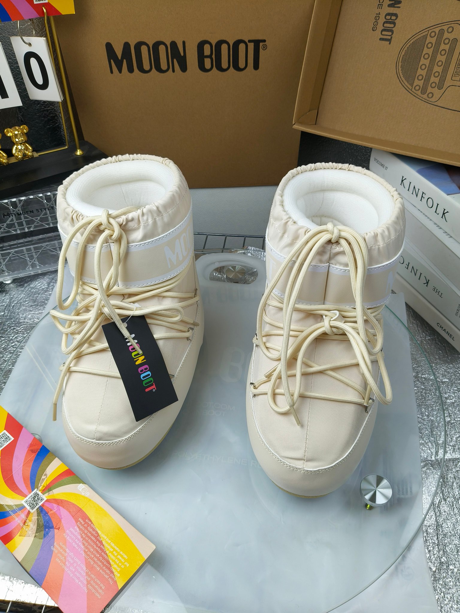  情侣款  滑雪季的宠儿
Moon Boot月亮靴雪地靴
在千禧年就已经非常火了
当年paris hilton、victoria beckham
等名人经常穿它，如今Y2K风潮再次流行
痞幼同款QQ秀穿搭
万人大秀的丑萌雪地靴重新翻红
不分男女不分左右
看着巨无霸巨实际配瑜伽裤巨显瘦
想要去北方的姐妹可以冲了
玩雪必备彻底杀疯
❶鞋面：进口防水布
❷内里：100%高端纤羽绵内胆
❸鞋底：热塑性橡胶
❹尺码：35－38，39-41，42－44
❺包装：moon boot原版透明手提袋
❻内增高：4cm