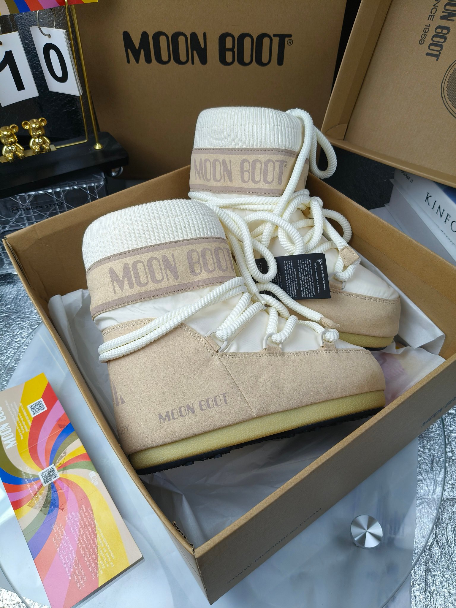  情侣款  滑雪季的宠儿
Moon Boot月亮靴雪地靴
在千禧年就已经非常火了
当年paris hilton、victoria beckham
等名人经常穿它，如今Y2K风潮再次流行
痞幼同款QQ秀穿搭
万人大秀的丑萌雪地靴重新翻红
不分男女不分左右
看着巨无霸巨实际配瑜伽裤巨显瘦
想要去北方的姐妹可以冲了
玩雪必备彻底杀疯
❶鞋面：进口防水布
❷内里：100%高端纤羽绵内胆
❸鞋底：热塑性橡胶
❹尺码：35－38，39-41，42－44
❺包装：moon boot原版透明手提袋
❻内增高：4cm