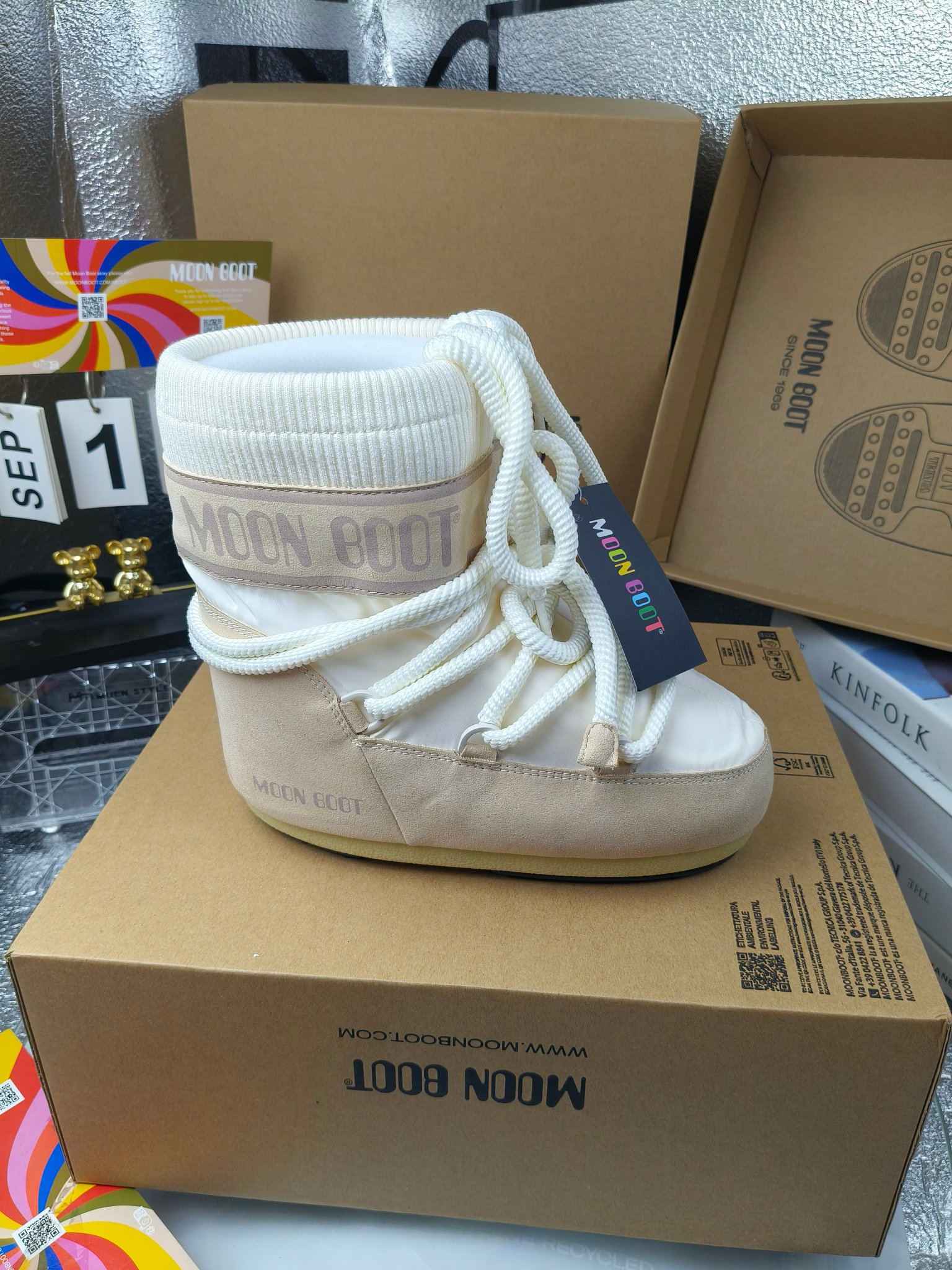  情侣款  滑雪季的宠儿
Moon Boot月亮靴雪地靴
在千禧年就已经非常火了
当年paris hilton、victoria beckham
等名人经常穿它，如今Y2K风潮再次流行
痞幼同款QQ秀穿搭
万人大秀的丑萌雪地靴重新翻红
不分男女不分左右
看着巨无霸巨实际配瑜伽裤巨显瘦
想要去北方的姐妹可以冲了
玩雪必备彻底杀疯
❶鞋面：进口防水布
❷内里：100%高端纤羽绵内胆
❸鞋底：热塑性橡胶
❹尺码：35－38，39-41，42－44
❺包装：moon boot原版透明手提袋
❻内增高：4cm