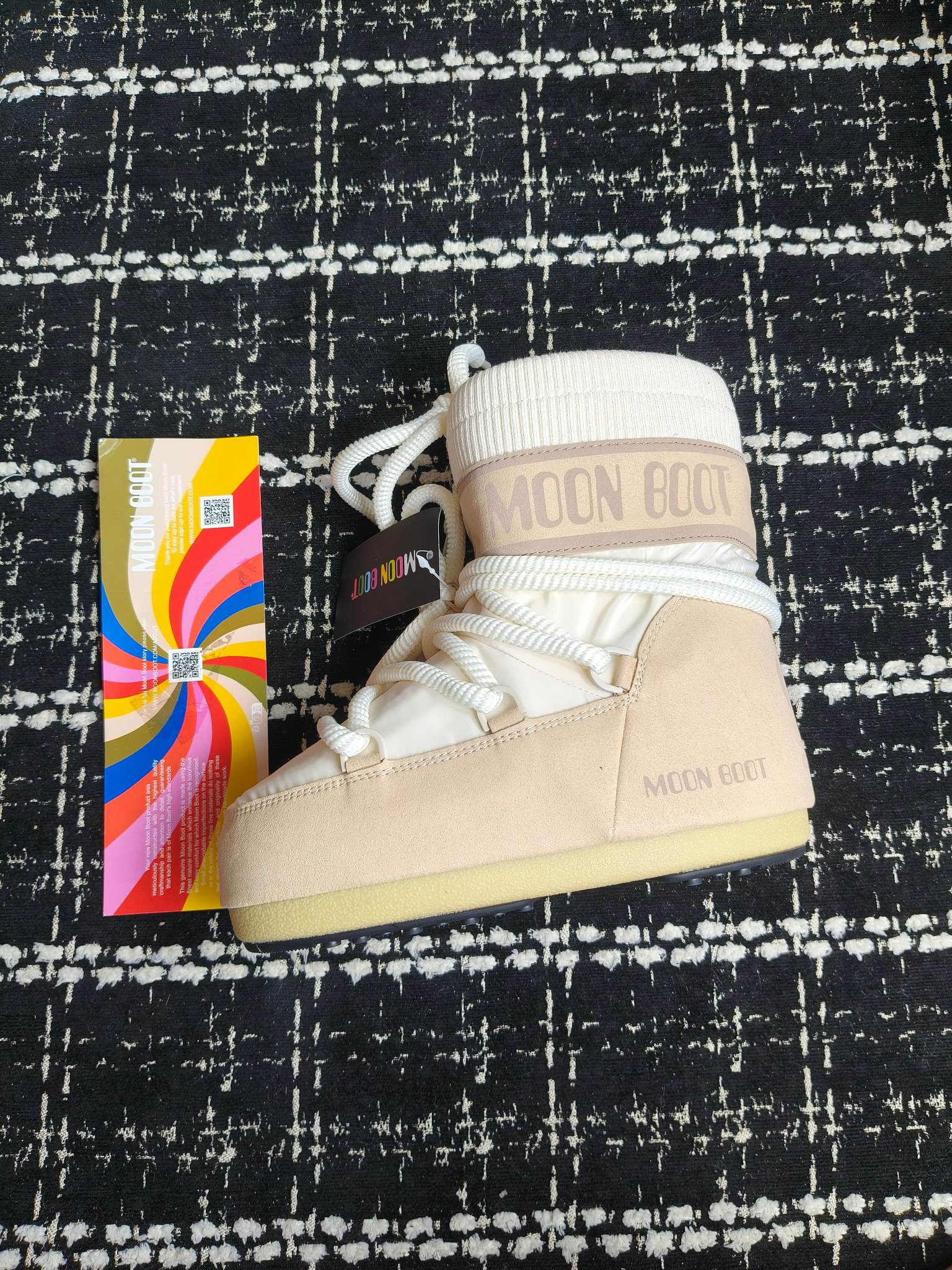  情侣款  滑雪季的宠儿
Moon Boot月亮靴雪地靴
在千禧年就已经非常火了
当年paris hilton、victoria beckham
等名人经常穿它，如今Y2K风潮再次流行
痞幼同款QQ秀穿搭
万人大秀的丑萌雪地靴重新翻红
不分男女不分左右
看着巨无霸巨实际配瑜伽裤巨显瘦
想要去北方的姐妹可以冲了
玩雪必备彻底杀疯
❶鞋面：进口防水布
❷内里：100%高端纤羽绵内胆
❸鞋底：热塑性橡胶
❹尺码：35－38，39-41，42－44
❺包装：moon boot原版透明手提袋
❻内增高：4cm