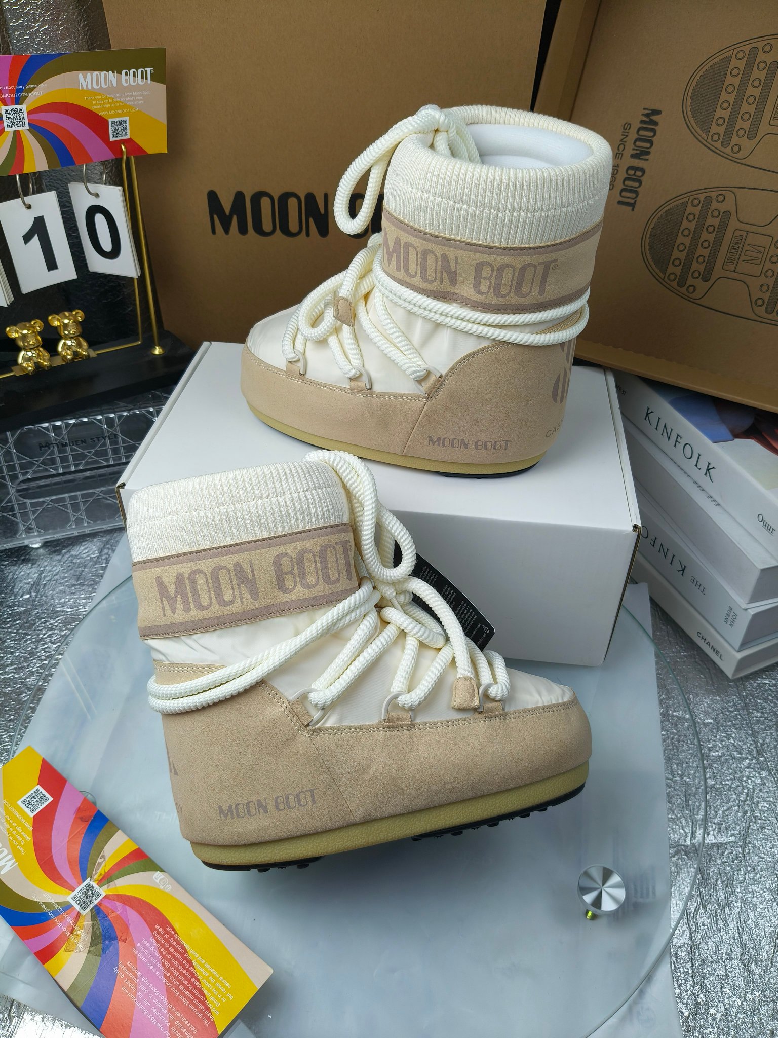  情侣款  滑雪季的宠儿
Moon Boot月亮靴雪地靴
在千禧年就已经非常火了
当年paris hilton、victoria beckham
等名人经常穿它，如今Y2K风潮再次流行
痞幼同款QQ秀穿搭
万人大秀的丑萌雪地靴重新翻红
不分男女不分左右
看着巨无霸巨实际配瑜伽裤巨显瘦
想要去北方的姐妹可以冲了
玩雪必备彻底杀疯
❶鞋面：进口防水布
❷内里：100%高端纤羽绵内胆
❸鞋底：热塑性橡胶
❹尺码：35－38，39-41，42－44
❺包装：moon boot原版透明手提袋
❻内增高：4cm