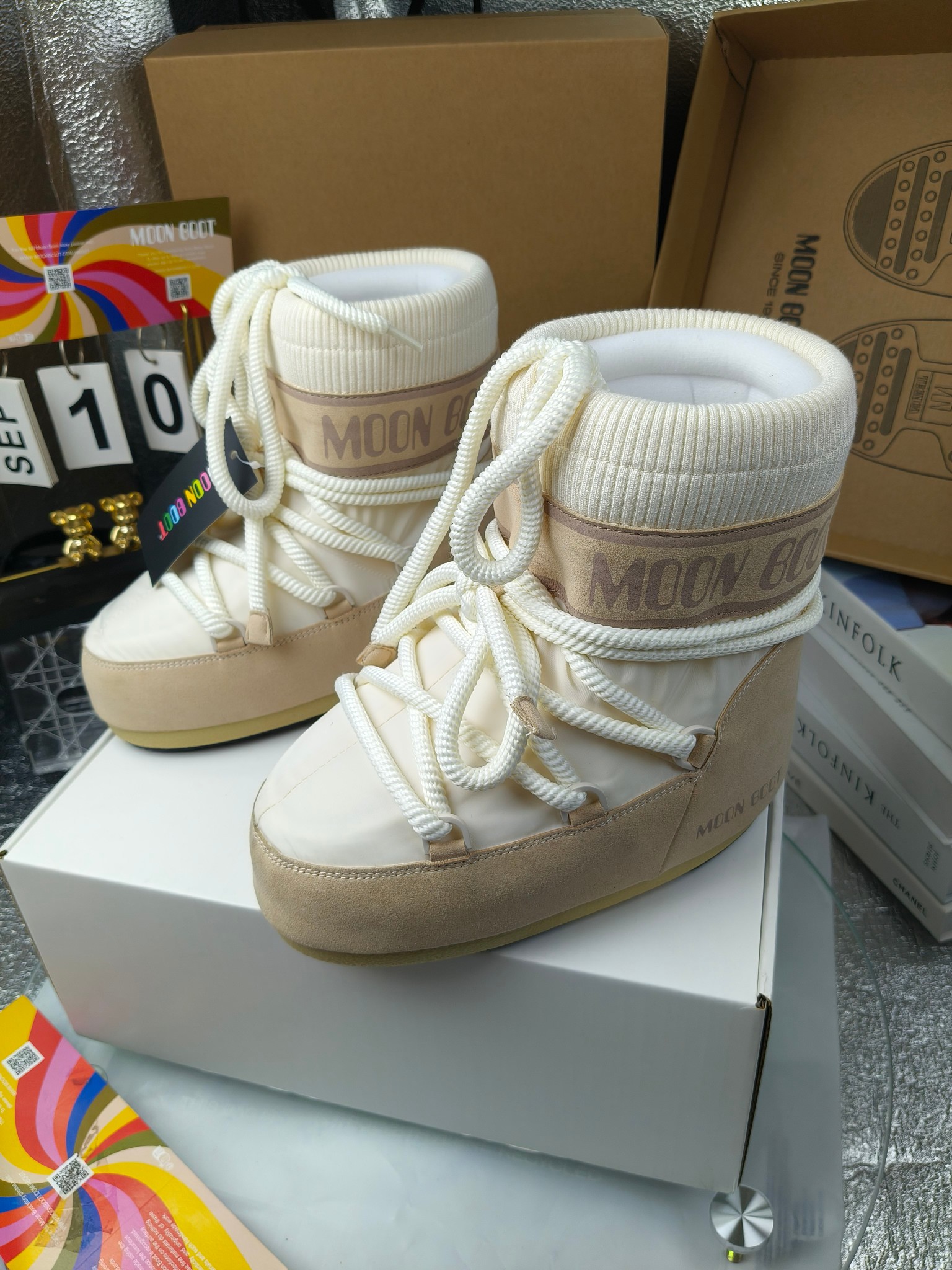  情侣款  滑雪季的宠儿
Moon Boot月亮靴雪地靴
在千禧年就已经非常火了
当年paris hilton、victoria beckham
等名人经常穿它，如今Y2K风潮再次流行
痞幼同款QQ秀穿搭
万人大秀的丑萌雪地靴重新翻红
不分男女不分左右
看着巨无霸巨实际配瑜伽裤巨显瘦
想要去北方的姐妹可以冲了
玩雪必备彻底杀疯
❶鞋面：进口防水布
❷内里：100%高端纤羽绵内胆
❸鞋底：热塑性橡胶
❹尺码：35－38，39-41，42－44
❺包装：moon boot原版透明手提袋
❻内增高：4cm