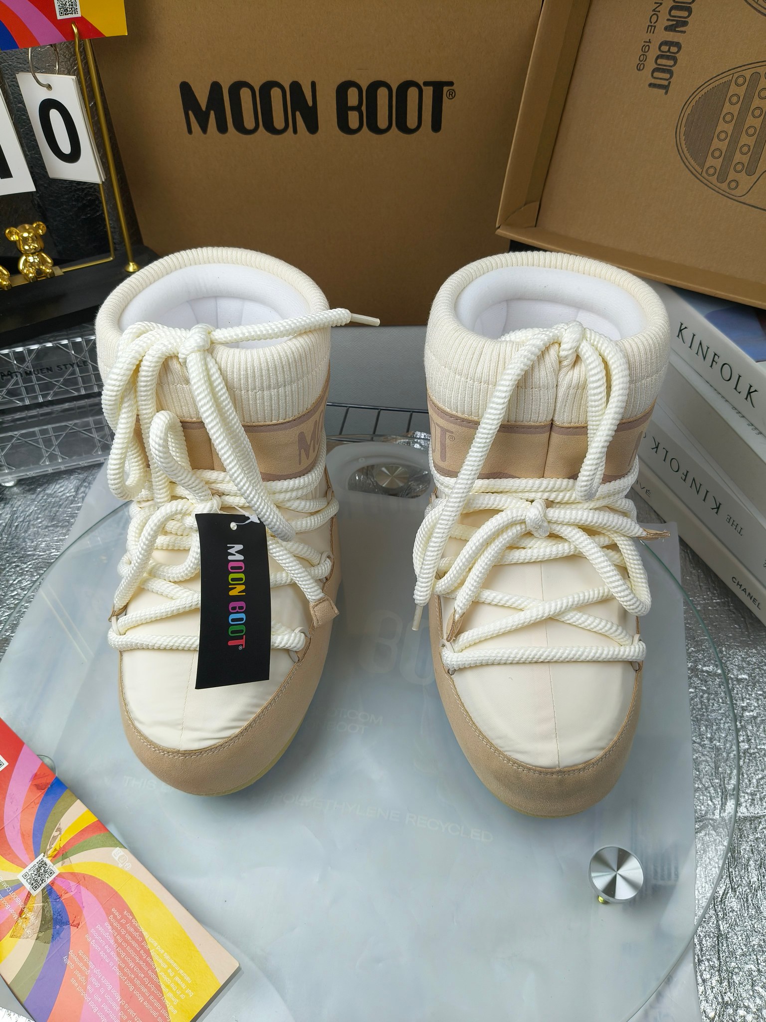  情侣款  滑雪季的宠儿
Moon Boot月亮靴雪地靴
在千禧年就已经非常火了
当年paris hilton、victoria beckham
等名人经常穿它，如今Y2K风潮再次流行
痞幼同款QQ秀穿搭
万人大秀的丑萌雪地靴重新翻红
不分男女不分左右
看着巨无霸巨实际配瑜伽裤巨显瘦
想要去北方的姐妹可以冲了
玩雪必备彻底杀疯
❶鞋面：进口防水布
❷内里：100%高端纤羽绵内胆
❸鞋底：热塑性橡胶
❹尺码：35－38，39-41，42－44
❺包装：moon boot原版透明手提袋
❻内增高：4cm