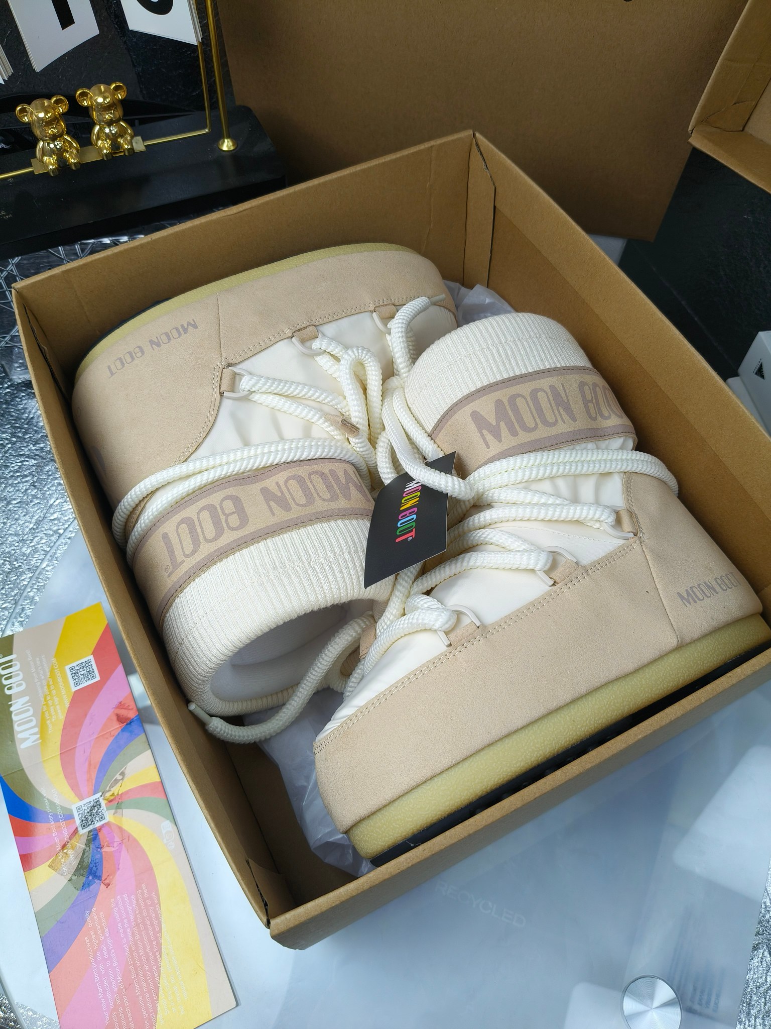  情侣款  滑雪季的宠儿
Moon Boot月亮靴雪地靴
在千禧年就已经非常火了
当年paris hilton、victoria beckham
等名人经常穿它，如今Y2K风潮再次流行
痞幼同款QQ秀穿搭
万人大秀的丑萌雪地靴重新翻红
不分男女不分左右
看着巨无霸巨实际配瑜伽裤巨显瘦
想要去北方的姐妹可以冲了
玩雪必备彻底杀疯
❶鞋面：进口防水布
❷内里：100%高端纤羽绵内胆
❸鞋底：热塑性橡胶
❹尺码：35－38，39-41，42－44
❺包装：moon boot原版透明手提袋
❻内增高：4cm