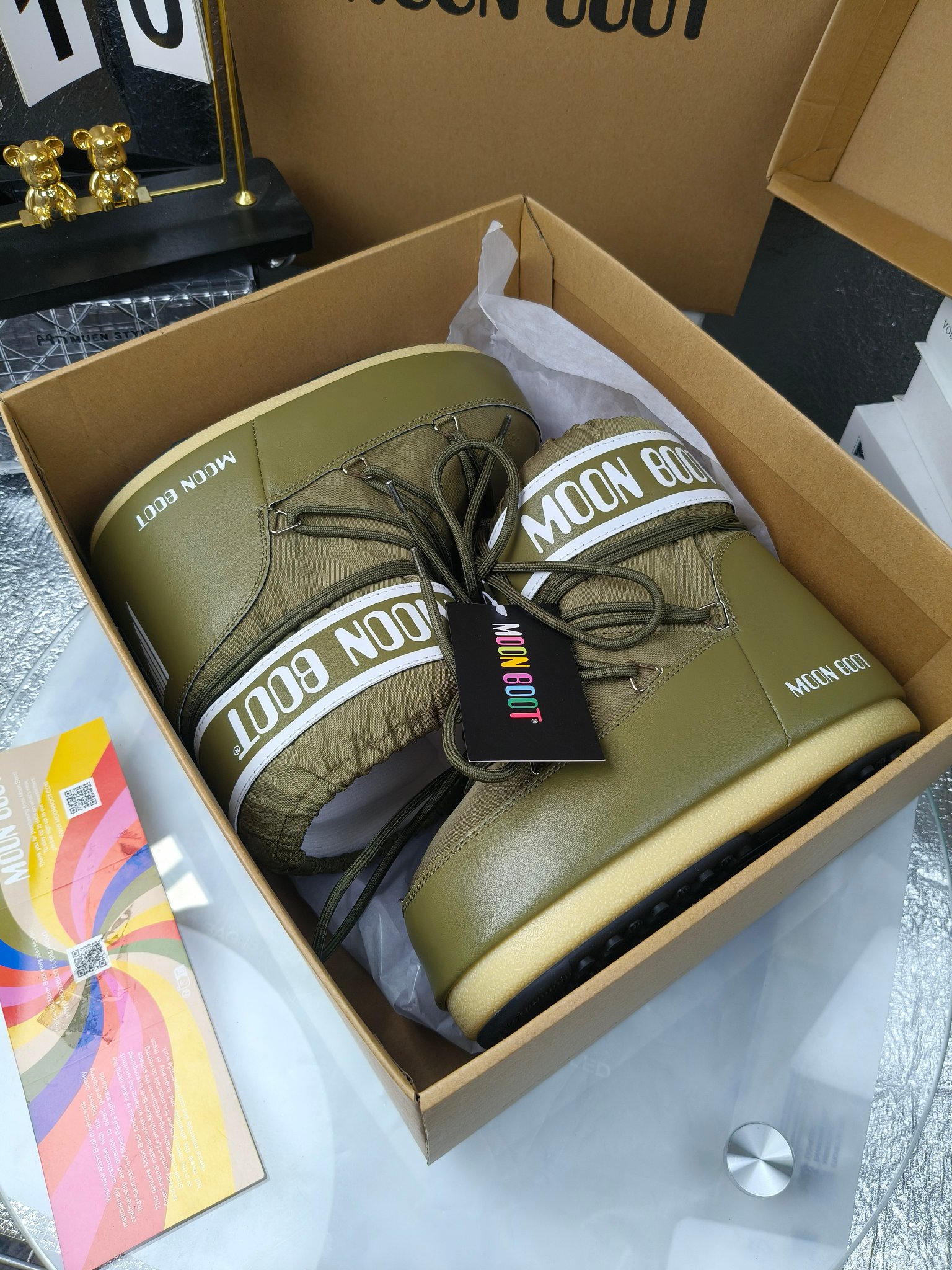  情侣款  滑雪季的宠儿
Moon Boot月亮靴雪地靴
在千禧年就已经非常火了
当年paris hilton、victoria beckham
等名人经常穿它，如今Y2K风潮再次流行
痞幼同款QQ秀穿搭
万人大秀的丑萌雪地靴重新翻红
不分男女不分左右
看着巨无霸巨实际配瑜伽裤巨显瘦
想要去北方的姐妹可以冲了
玩雪必备彻底杀疯
❶鞋面：进口防水布
❷内里：100%高端纤羽绵内胆
❸鞋底：热塑性橡胶
❹尺码：35－38，39-41，42－44
❺包装：moon boot原版透明手提袋
❻内增高：4cm