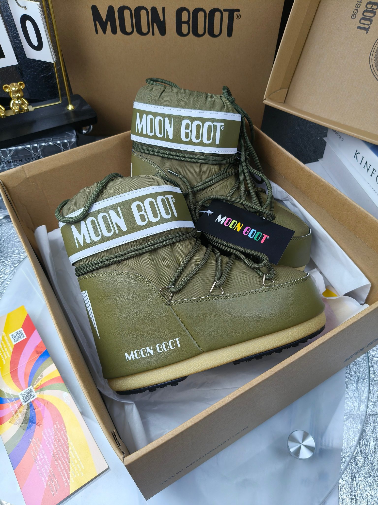  情侣款  滑雪季的宠儿
Moon Boot月亮靴雪地靴
在千禧年就已经非常火了
当年paris hilton、victoria beckham
等名人经常穿它，如今Y2K风潮再次流行
痞幼同款QQ秀穿搭
万人大秀的丑萌雪地靴重新翻红
不分男女不分左右
看着巨无霸巨实际配瑜伽裤巨显瘦
想要去北方的姐妹可以冲了
玩雪必备彻底杀疯
❶鞋面：进口防水布
❷内里：100%高端纤羽绵内胆
❸鞋底：热塑性橡胶
❹尺码：35－38，39-41，42－44
❺包装：moon boot原版透明手提袋
❻内增高：4cm