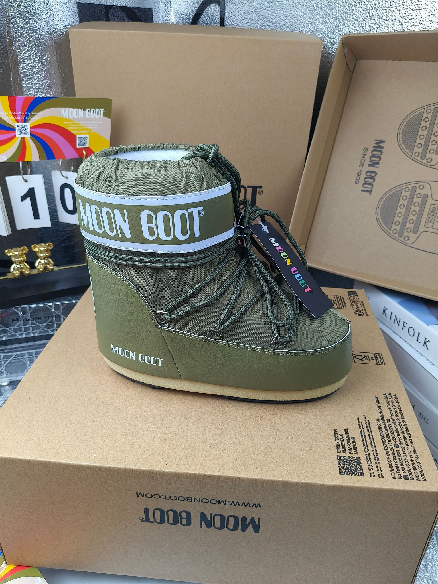  情侣款  滑雪季的宠儿
Moon Boot月亮靴雪地靴
在千禧年就已经非常火了
当年paris hilton、victoria beckham
等名人经常穿它，如今Y2K风潮再次流行
痞幼同款QQ秀穿搭
万人大秀的丑萌雪地靴重新翻红
不分男女不分左右
看着巨无霸巨实际配瑜伽裤巨显瘦
想要去北方的姐妹可以冲了
玩雪必备彻底杀疯
❶鞋面：进口防水布
❷内里：100%高端纤羽绵内胆
❸鞋底：热塑性橡胶
❹尺码：35－38，39-41，42－44
❺包装：moon boot原版透明手提袋
❻内增高：4cm