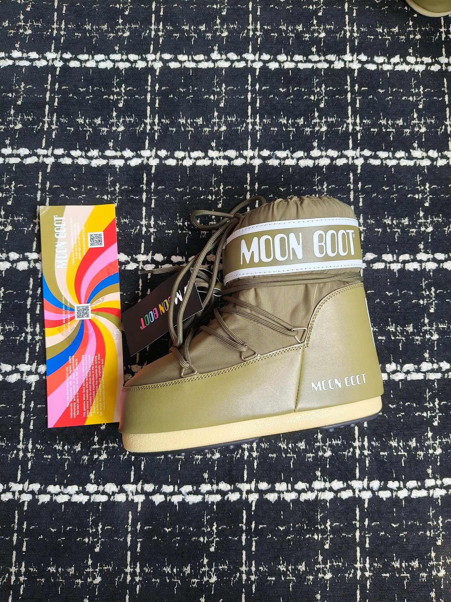  情侣款  滑雪季的宠儿
Moon Boot月亮靴雪地靴
在千禧年就已经非常火了
当年paris hilton、victoria beckham
等名人经常穿它，如今Y2K风潮再次流行
痞幼同款QQ秀穿搭
万人大秀的丑萌雪地靴重新翻红
不分男女不分左右
看着巨无霸巨实际配瑜伽裤巨显瘦
想要去北方的姐妹可以冲了
玩雪必备彻底杀疯
❶鞋面：进口防水布
❷内里：100%高端纤羽绵内胆
❸鞋底：热塑性橡胶
❹尺码：35－38，39-41，42－44
❺包装：moon boot原版透明手提袋
❻内增高：4cm